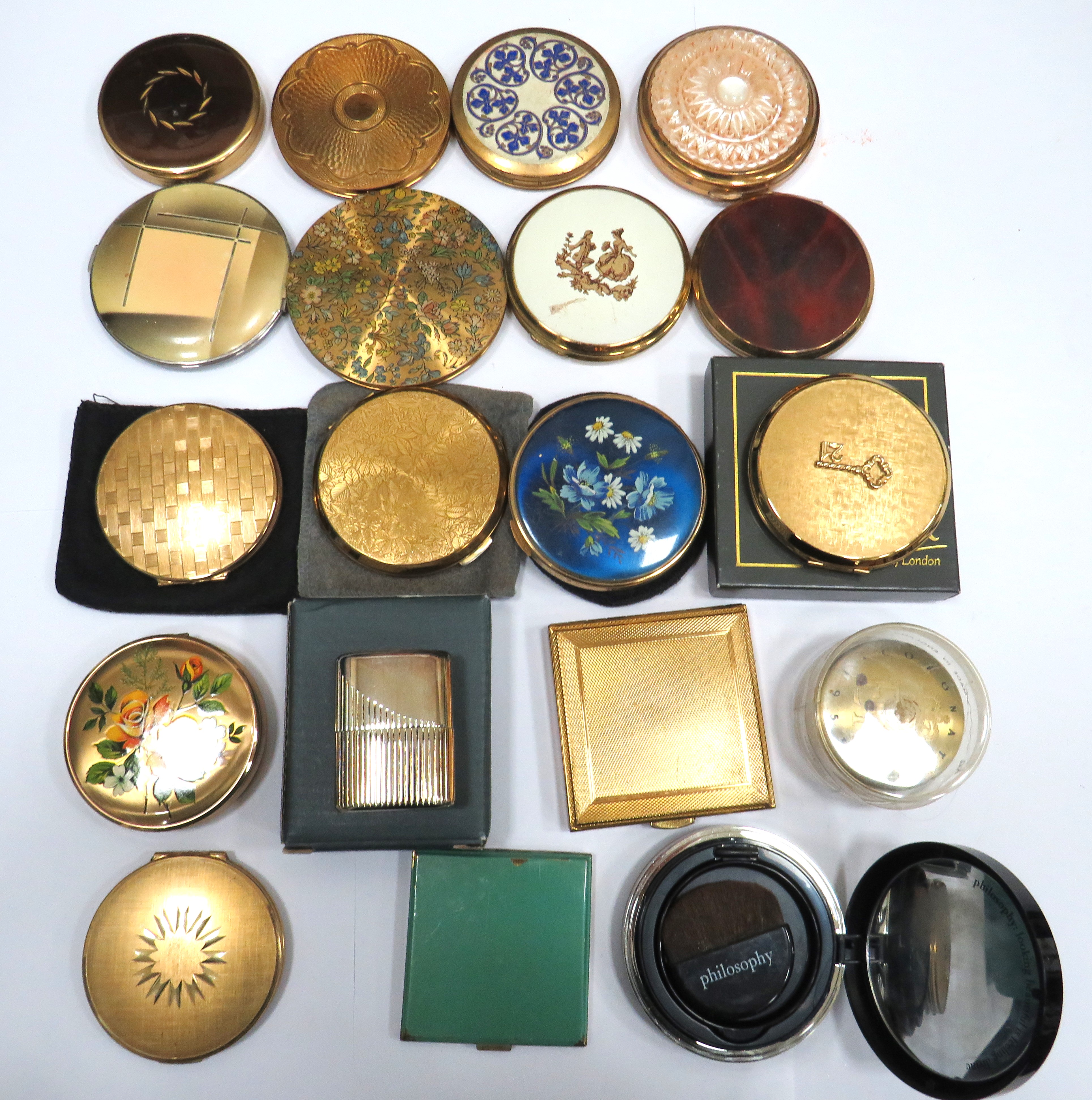 Selection of Vintage compacts, many by Stratton. See photos. 