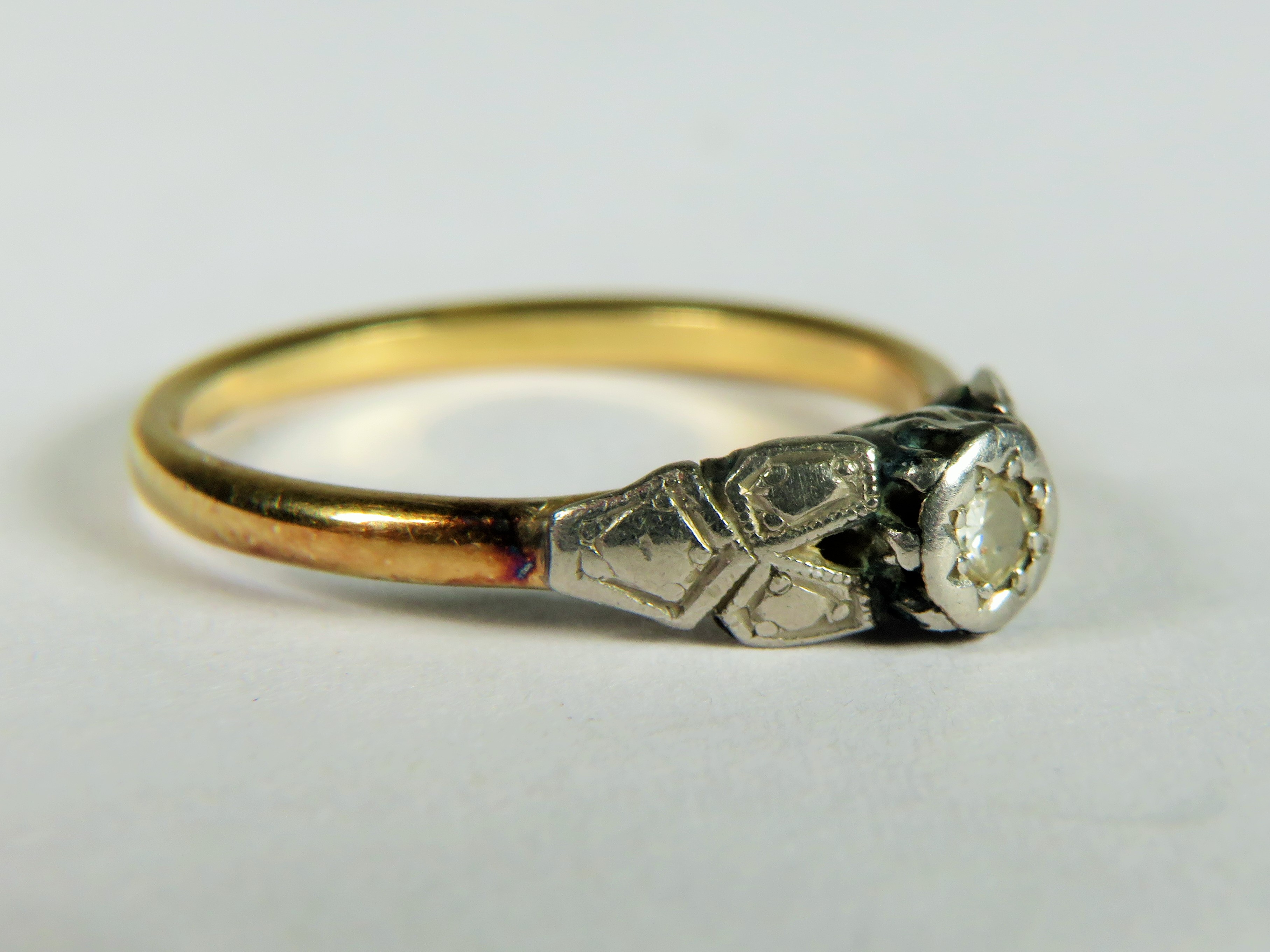 18ct Yellow Gold Ring set with an Illusion mounted Diamond.(2mm)   Finger size 'N'2.0g - Image 3 of 3