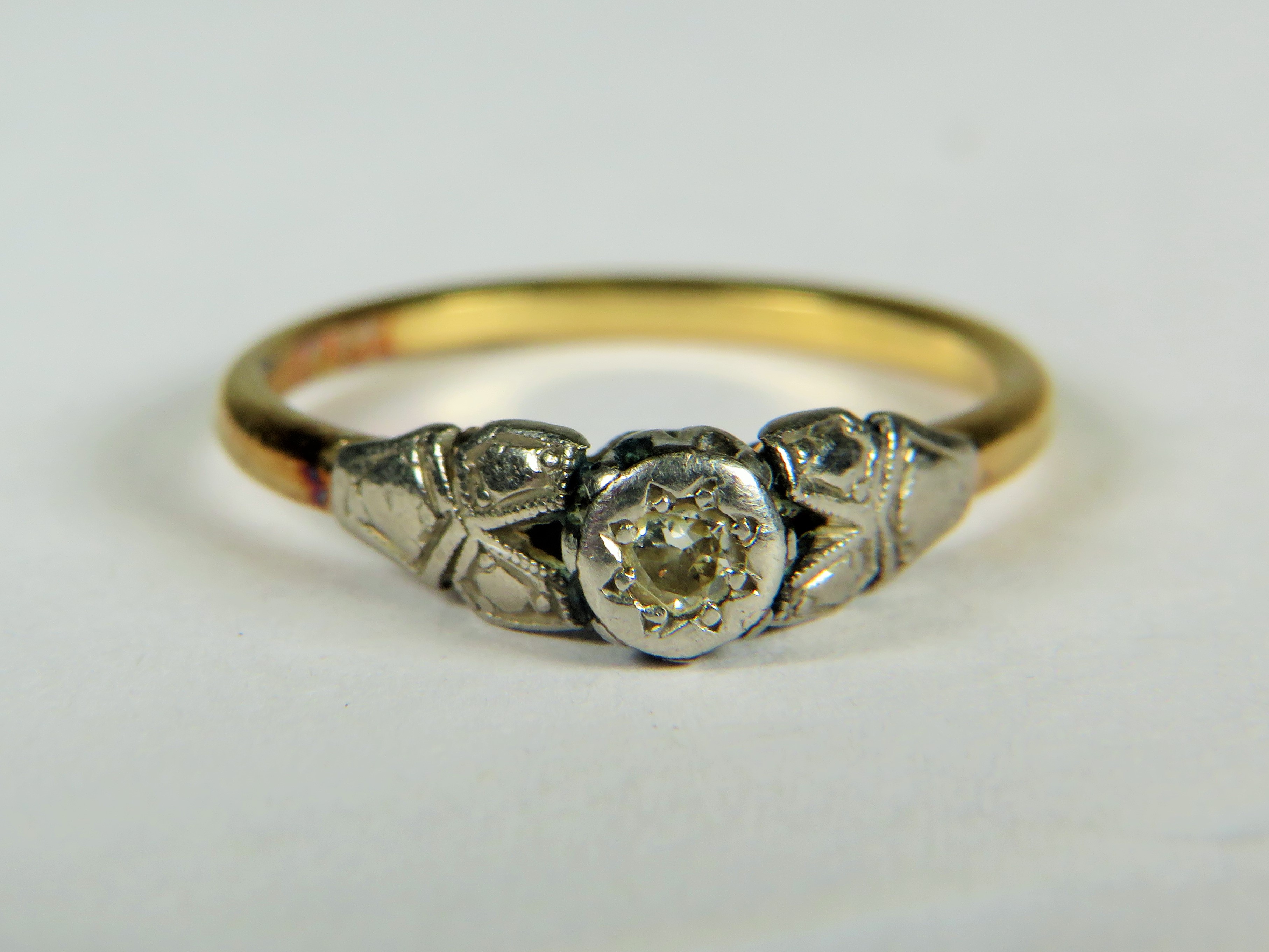 18ct Yellow Gold Ring set with an Illusion mounted Diamond.(2mm)   Finger size 'N'2.0g