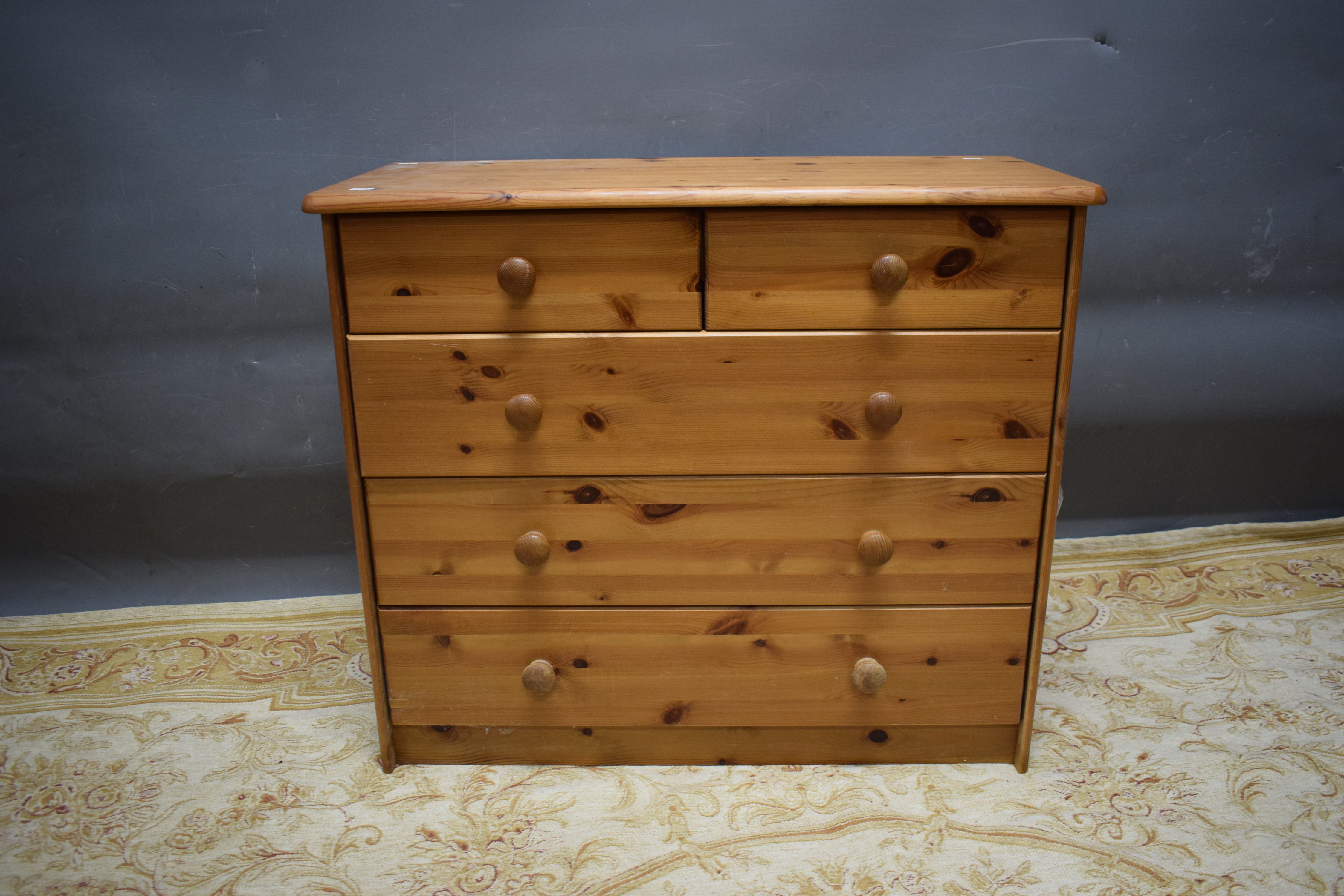 Modern Pine Chest of drawers which measure approx  H:27 x W:32 x D:13 Inches. See photos.   S2