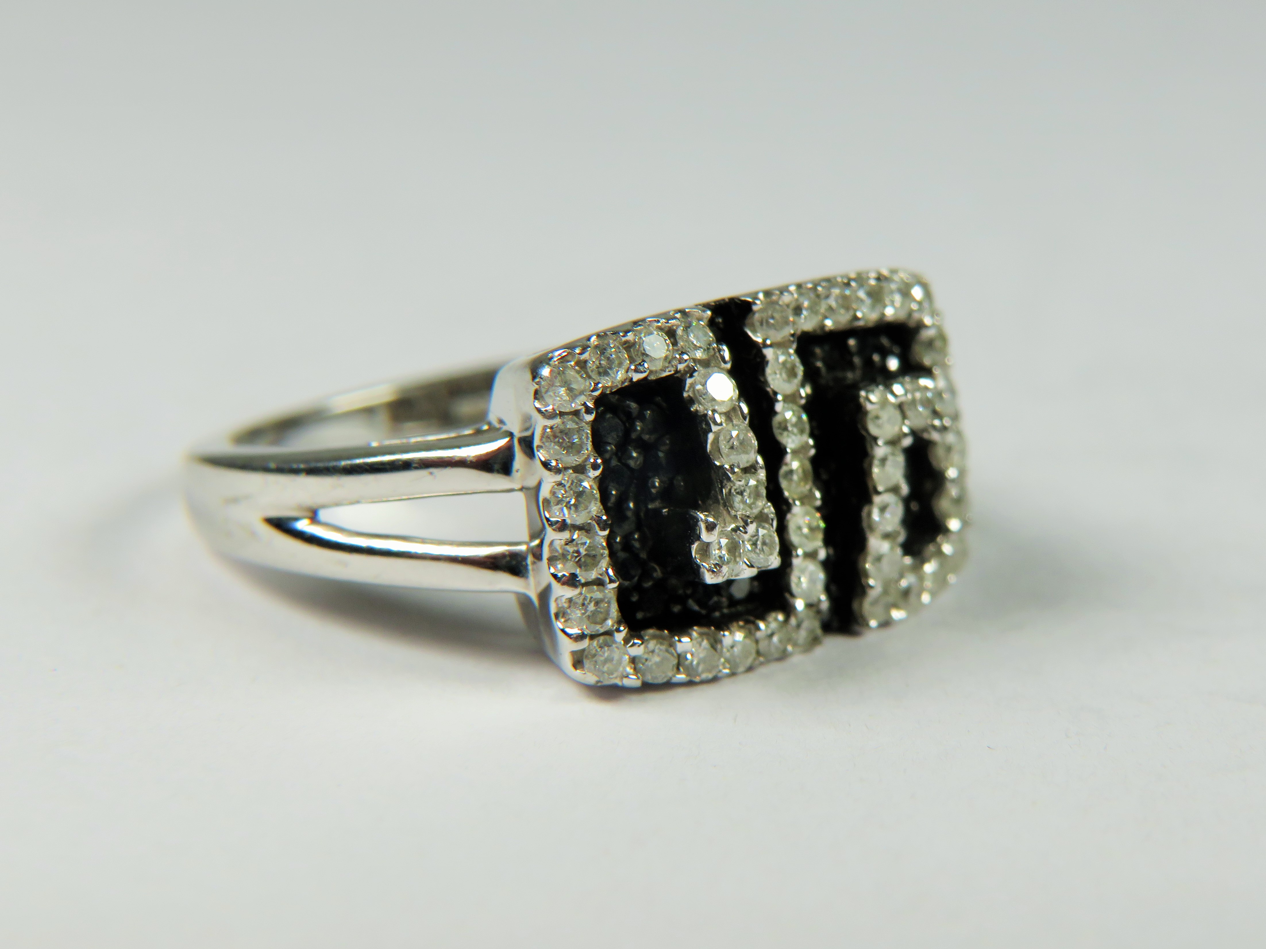 9ct White Gold Diamond set ring in a Black & White Deco Style.   Finger size 'N-5'  5.4g - Image 3 of 4