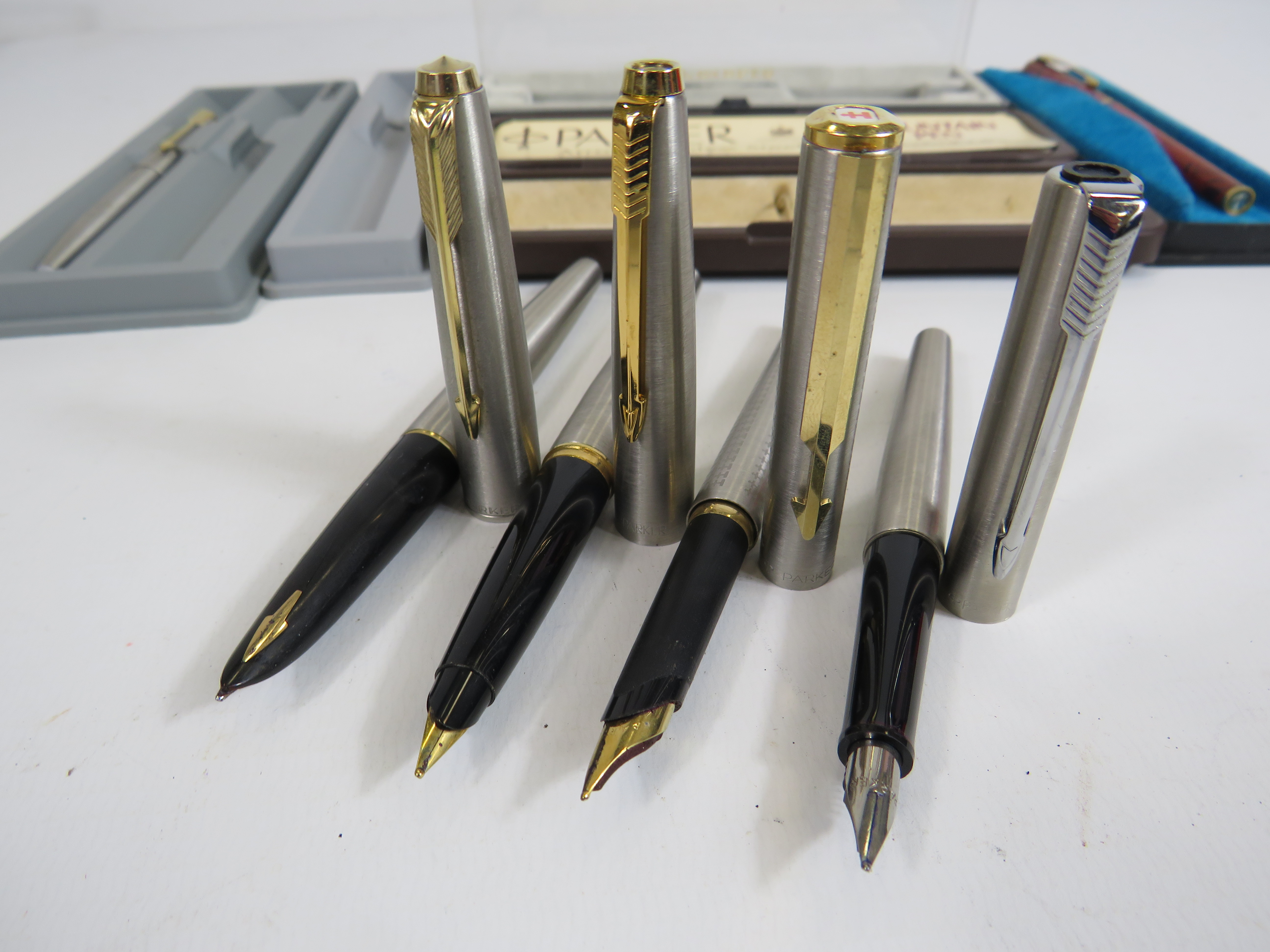 Selection of Parker fountains including a 61 pen and pencil set. - Bild 2 aus 2