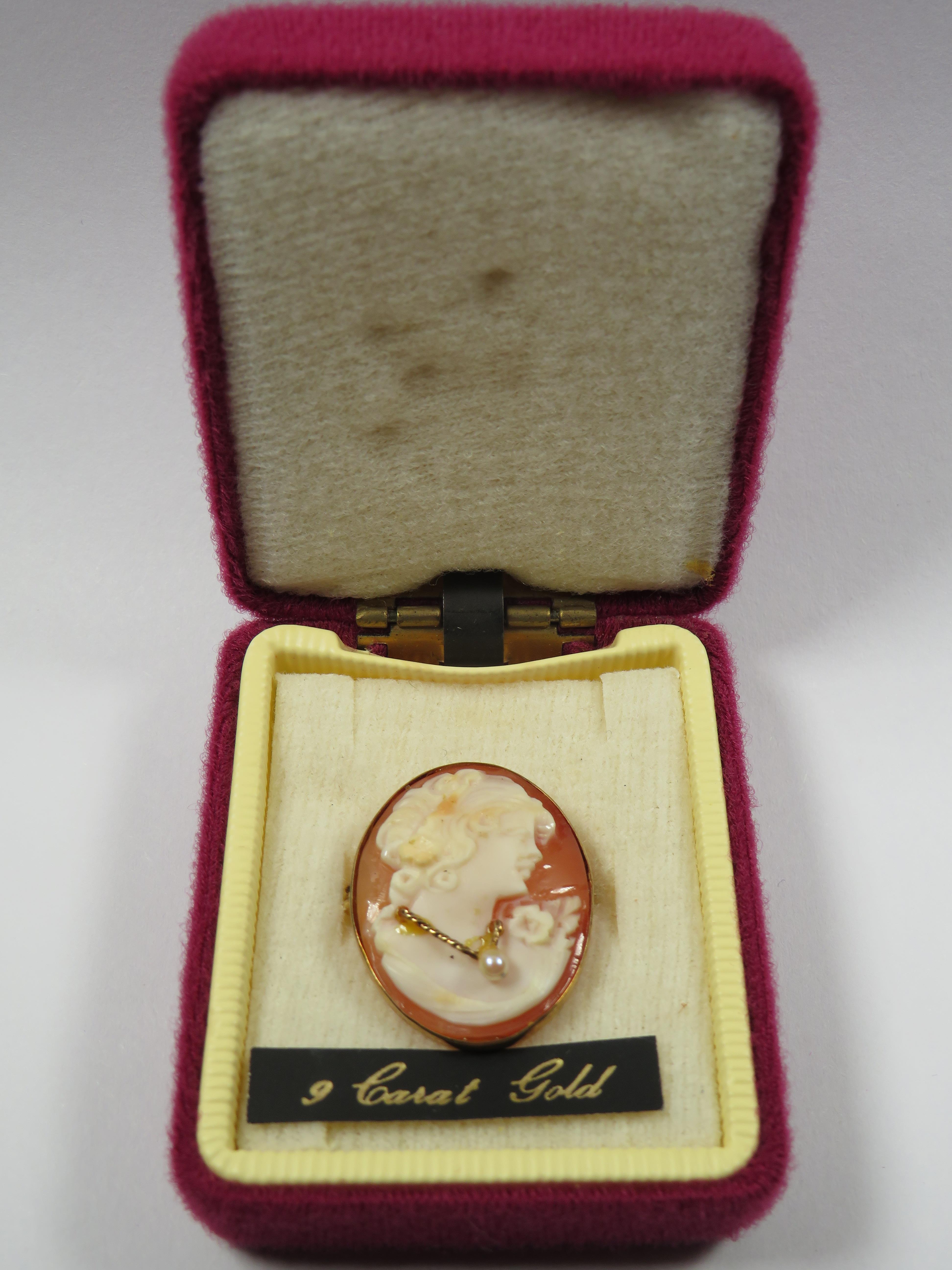 9ct Cameo Brooch with unusual pearl feature. Comes with box.  25mm long.   3.5g - Image 2 of 4