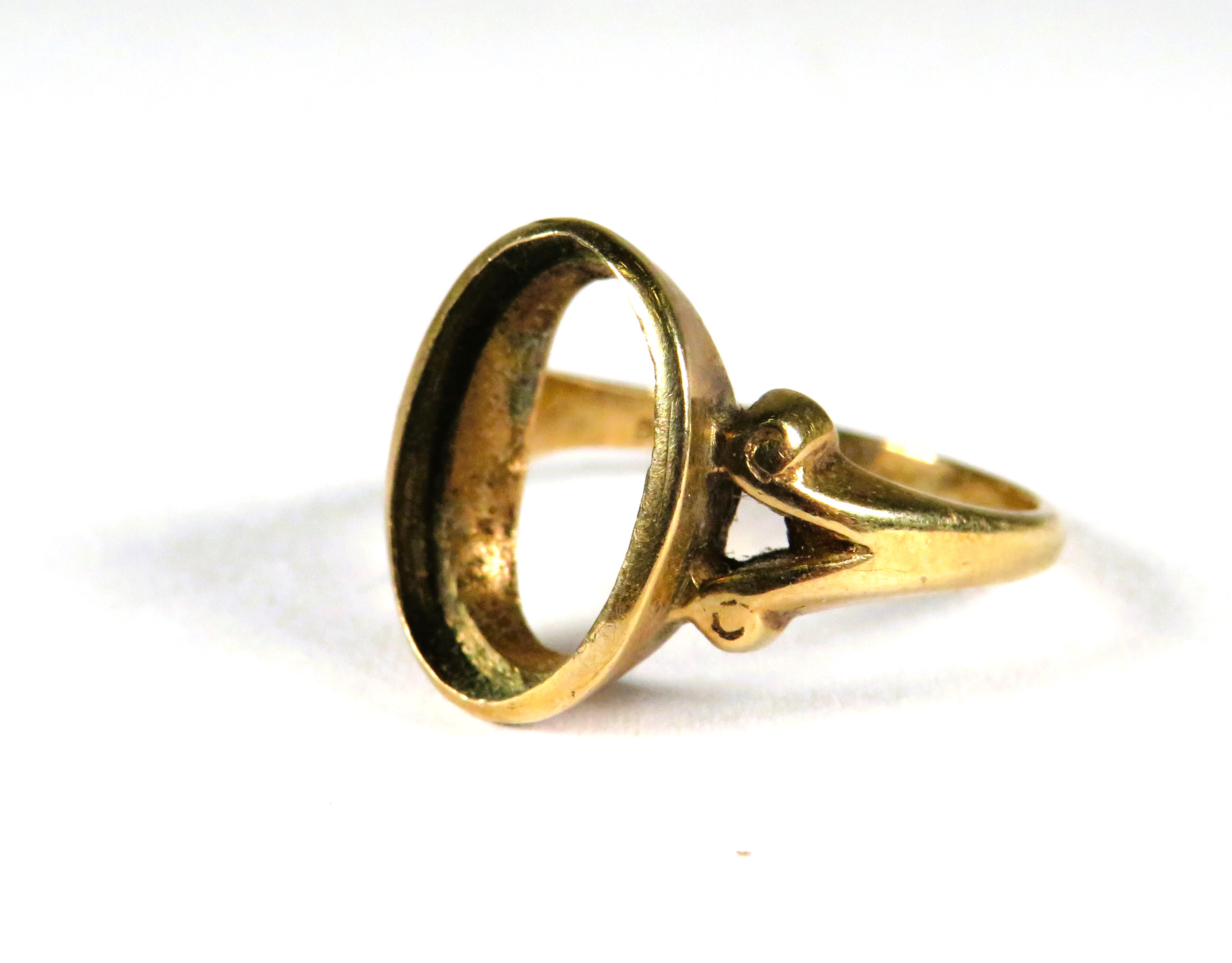 9ct Yellow Gold ring with Vacant mount, suitable for jeweller or project. Finger size 'N-5'  3.5g
