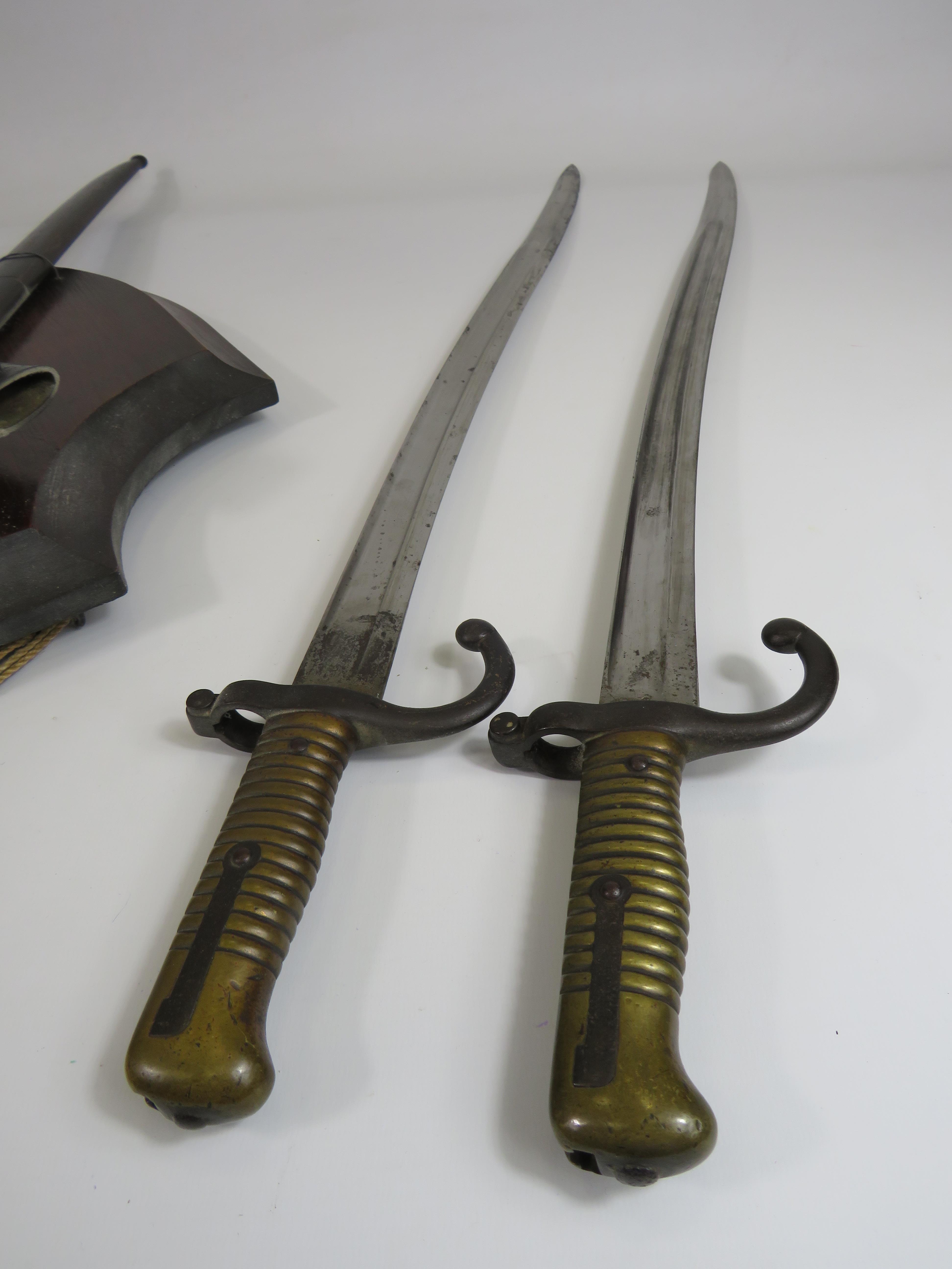 A pair of Chassepot french bayonets mounted on a wooden sheild one bears the date 1868. - Bild 2 aus 5