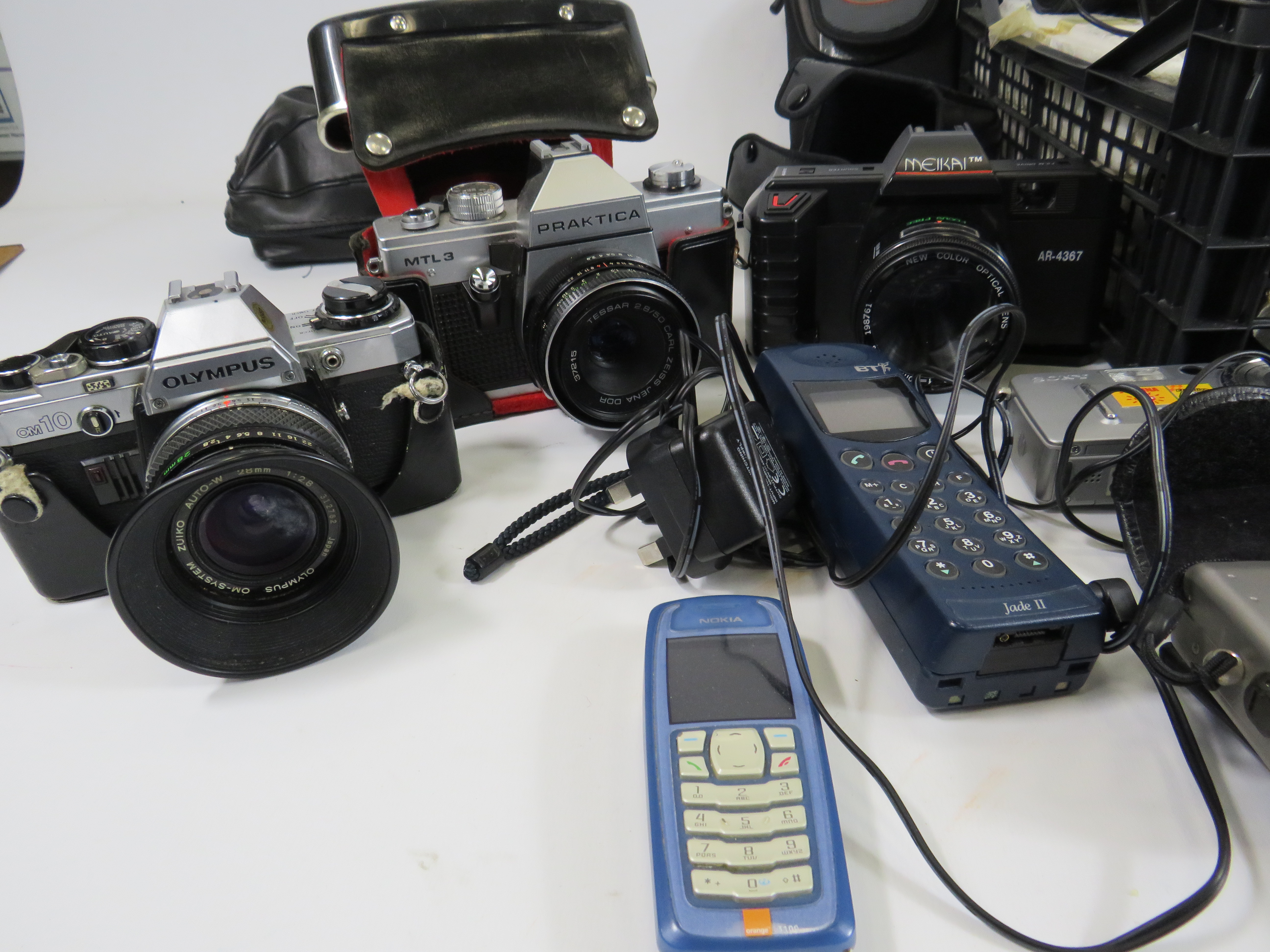 Large selection of vintage Cameras and mobile phones, including Practika, Olympus etc. - Bild 2 aus 3