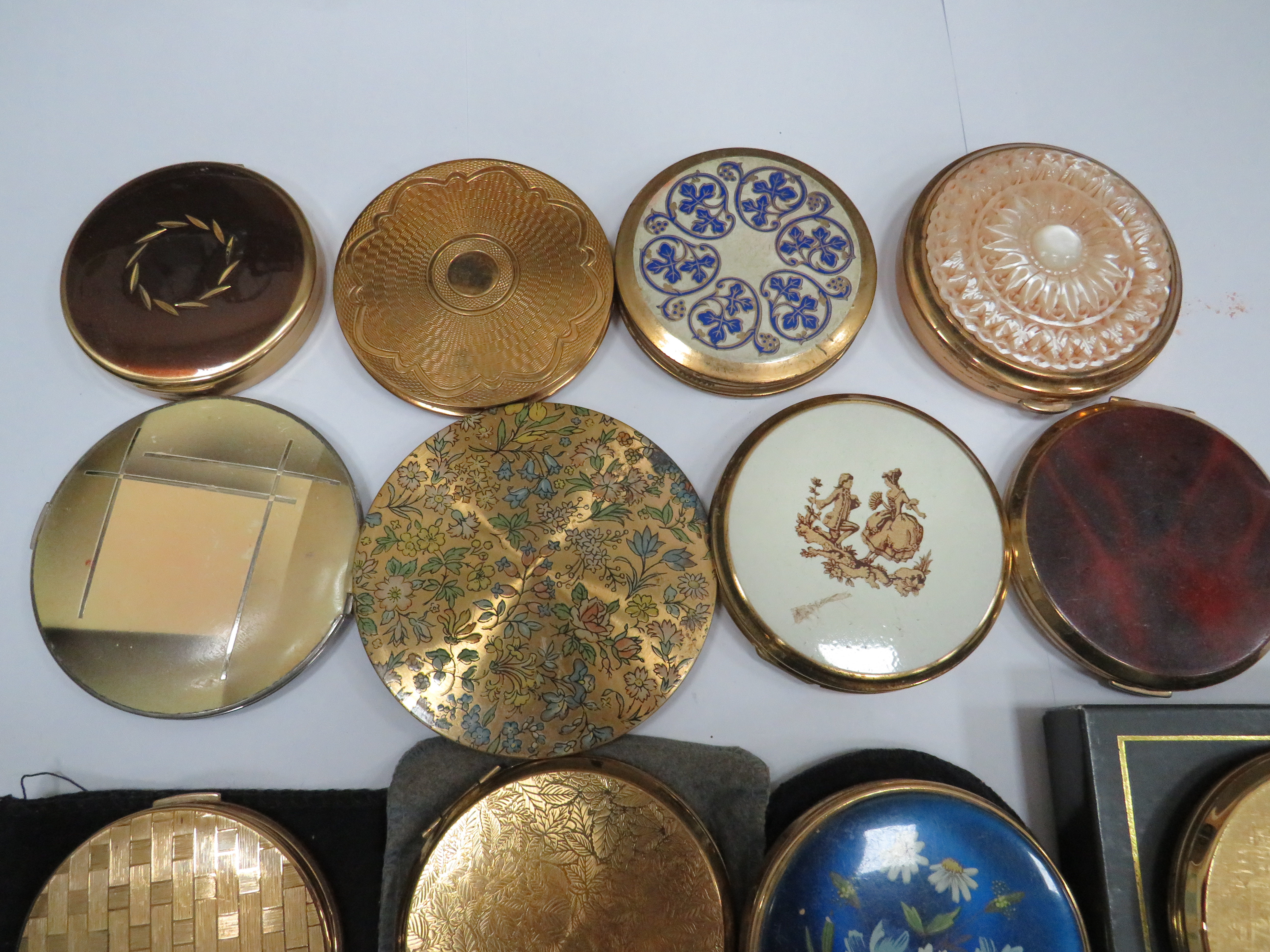 Selection of Vintage compacts, many by Stratton. See photos.  - Image 2 of 7