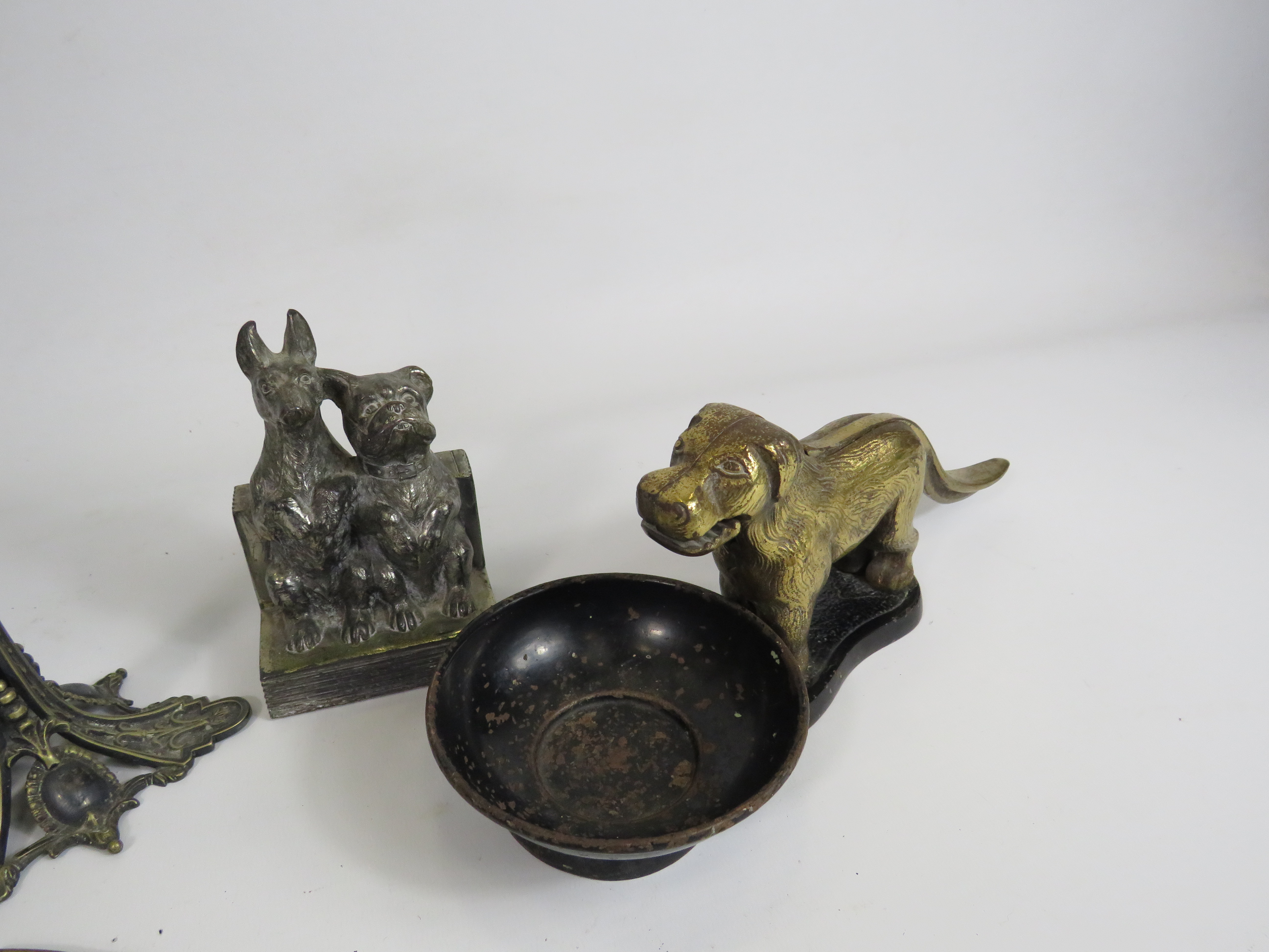Mixed lot to include a dog nut cracker, epergne vase, brass wall plaque flying Swallows etc. - Bild 3 aus 4