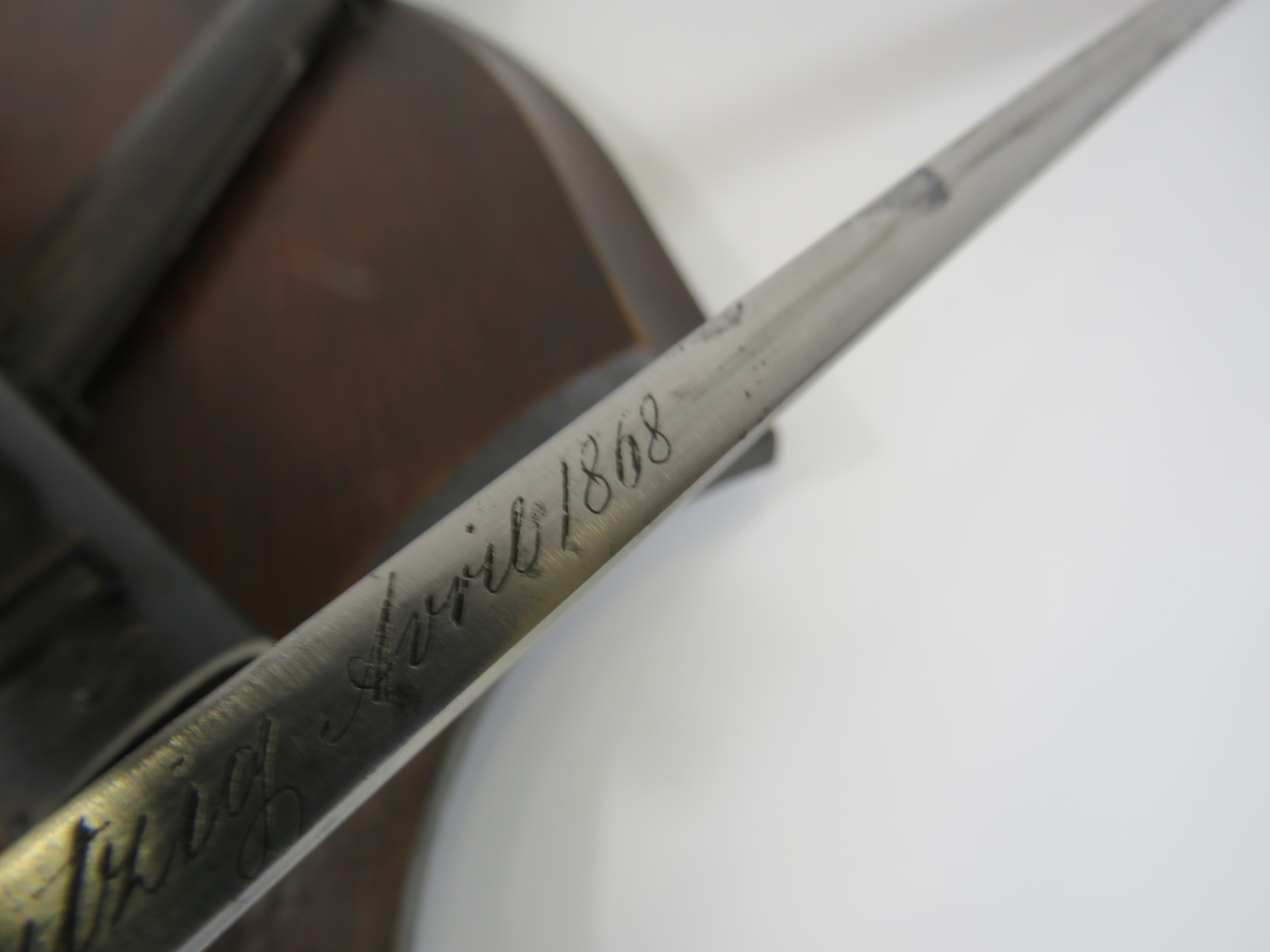 A pair of Chassepot french bayonets mounted on a wooden sheild one bears the date 1868. - Bild 4 aus 5