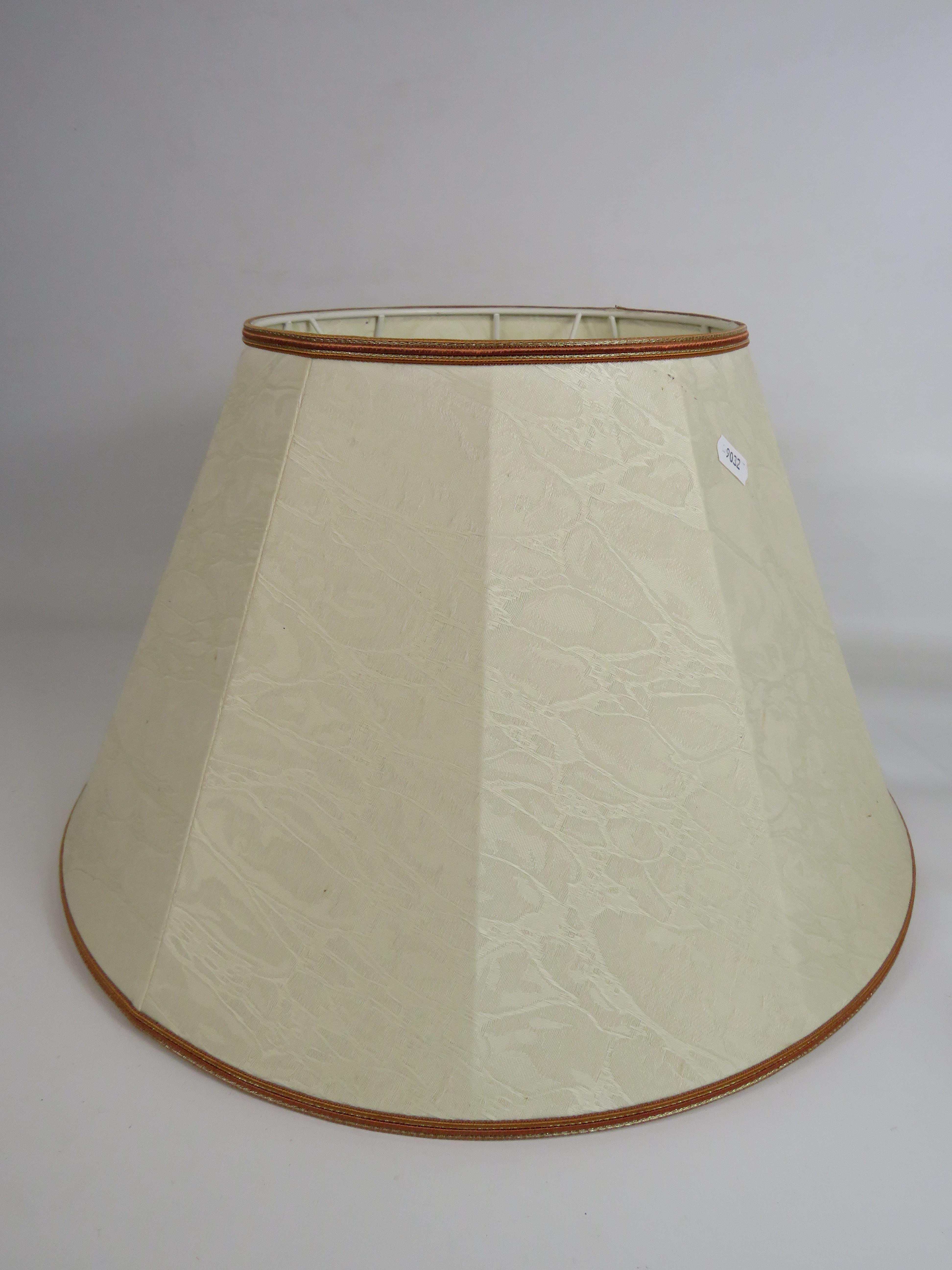 Two modern table lamps with shades and a floor vase. - Image 4 of 5