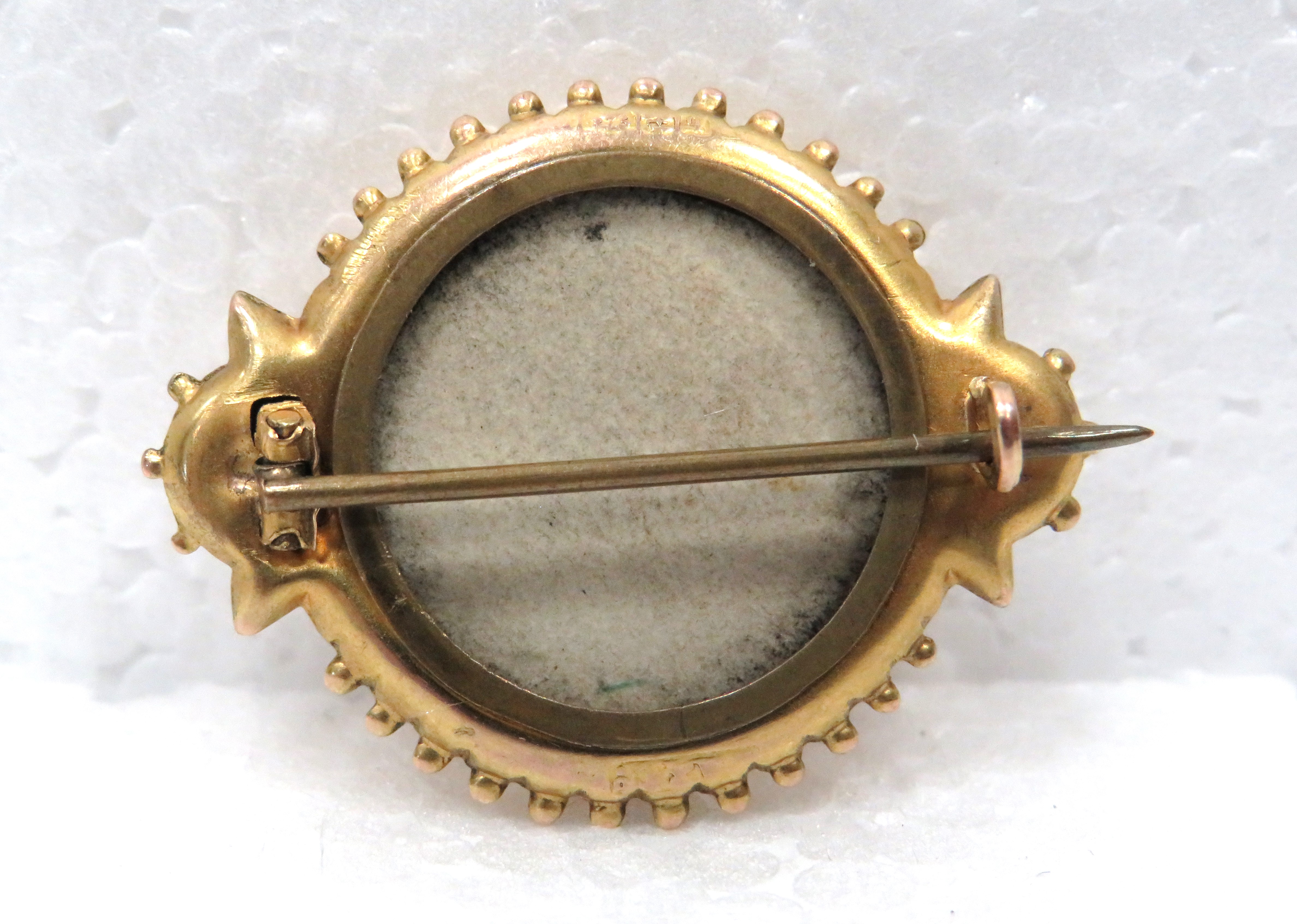 9ct Yellow Gold Mourning Brooch with metal Pin. Measures approx 35 x 28 mm. total weight 3.6g - Image 2 of 2