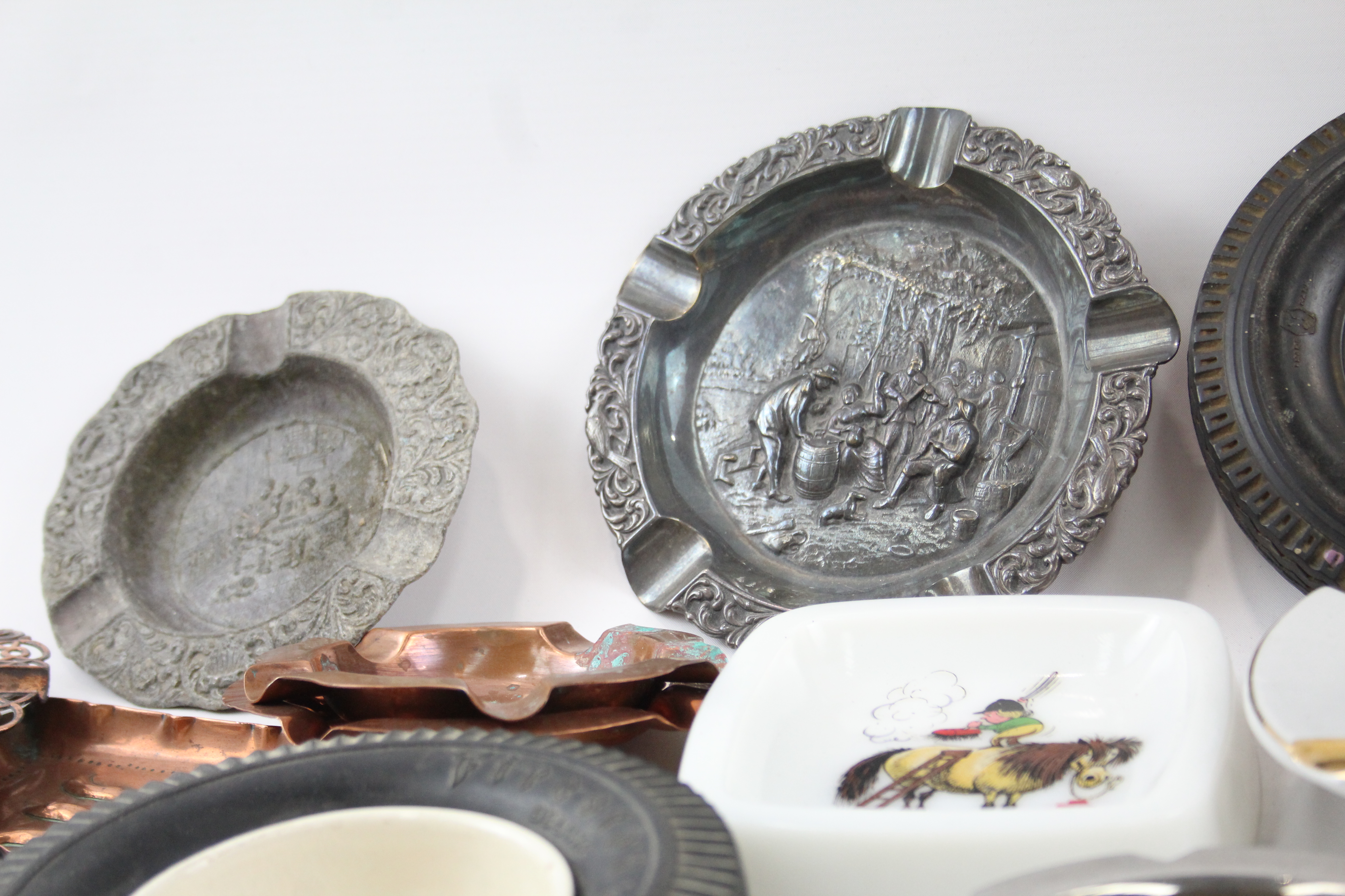 Ashtrays Job Lot Inc. Vintage Decorative Ceramic Pewter Tyre Enamel Etc 550096 - Image 4 of 7