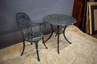 Cast Aluminium Round Garden tabel plus chair. See photos. S2