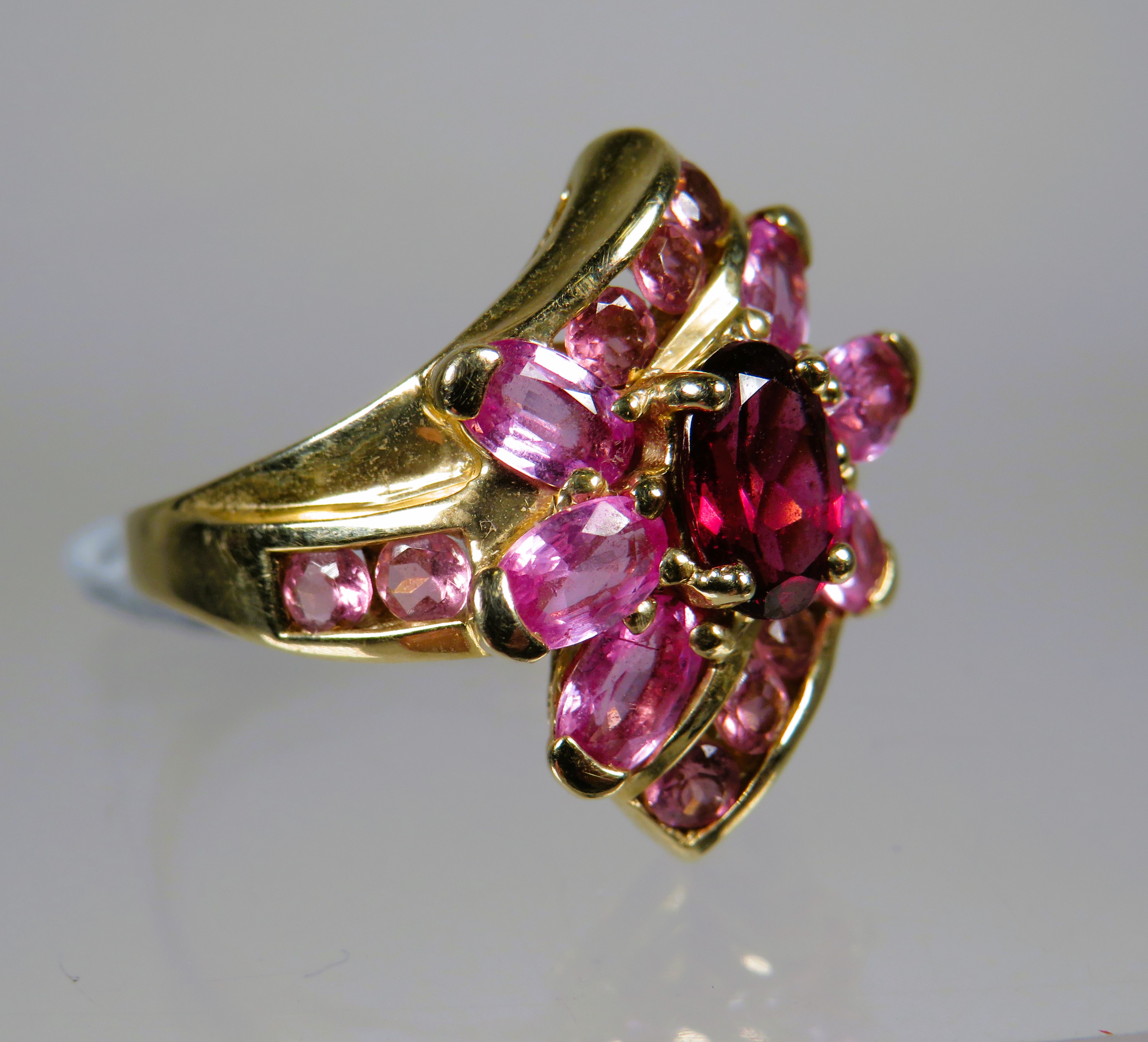 9ct Yellow Gold Ring set with Pink Tourmaline in a flower pattern.   Finger size 'M'    4.5g - Image 2 of 3