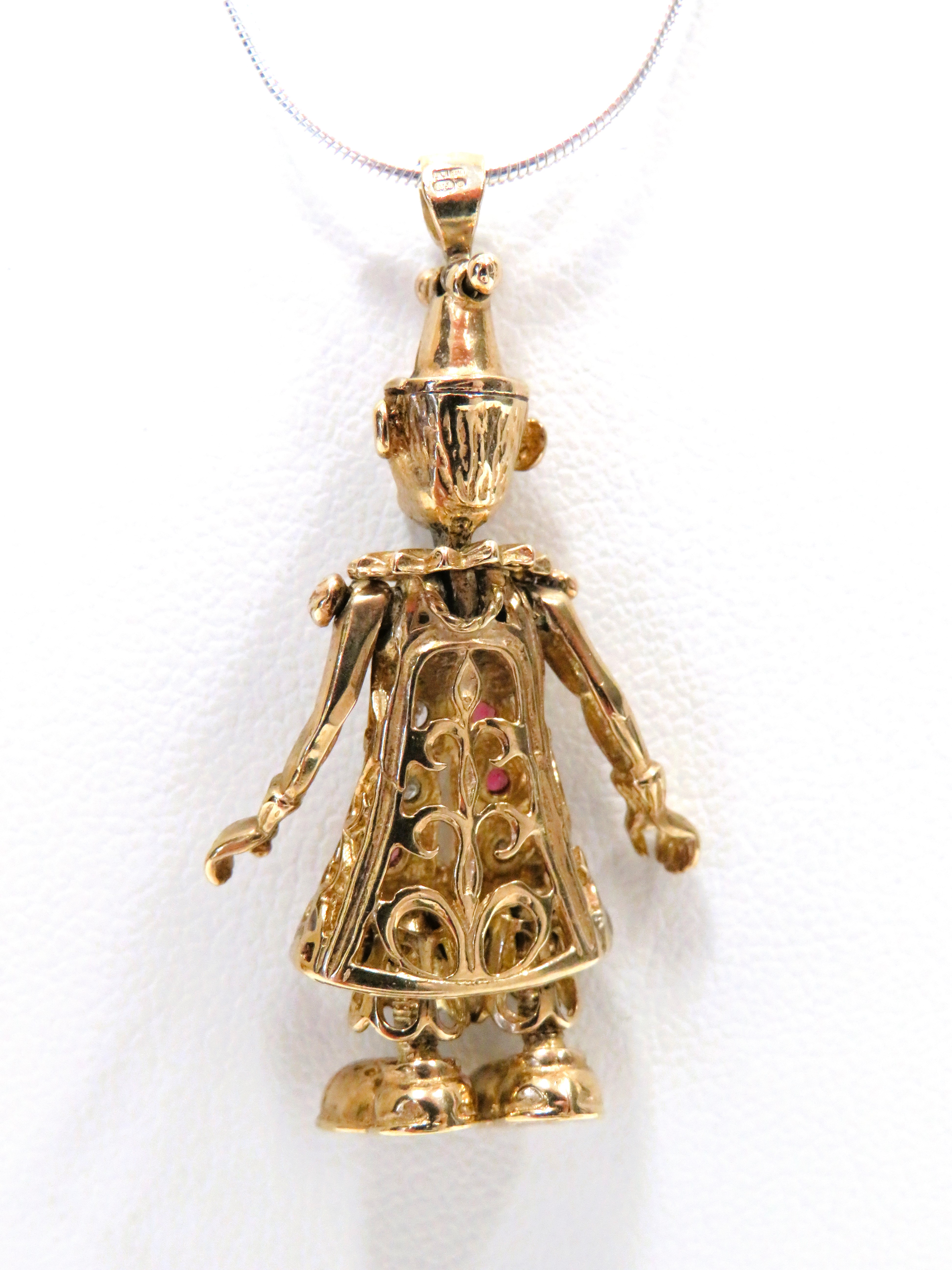 9ct Yellow Gold Pendant as an Articulated clown set with Diamonds & Rubies and measures approx 40mm  - Image 2 of 2