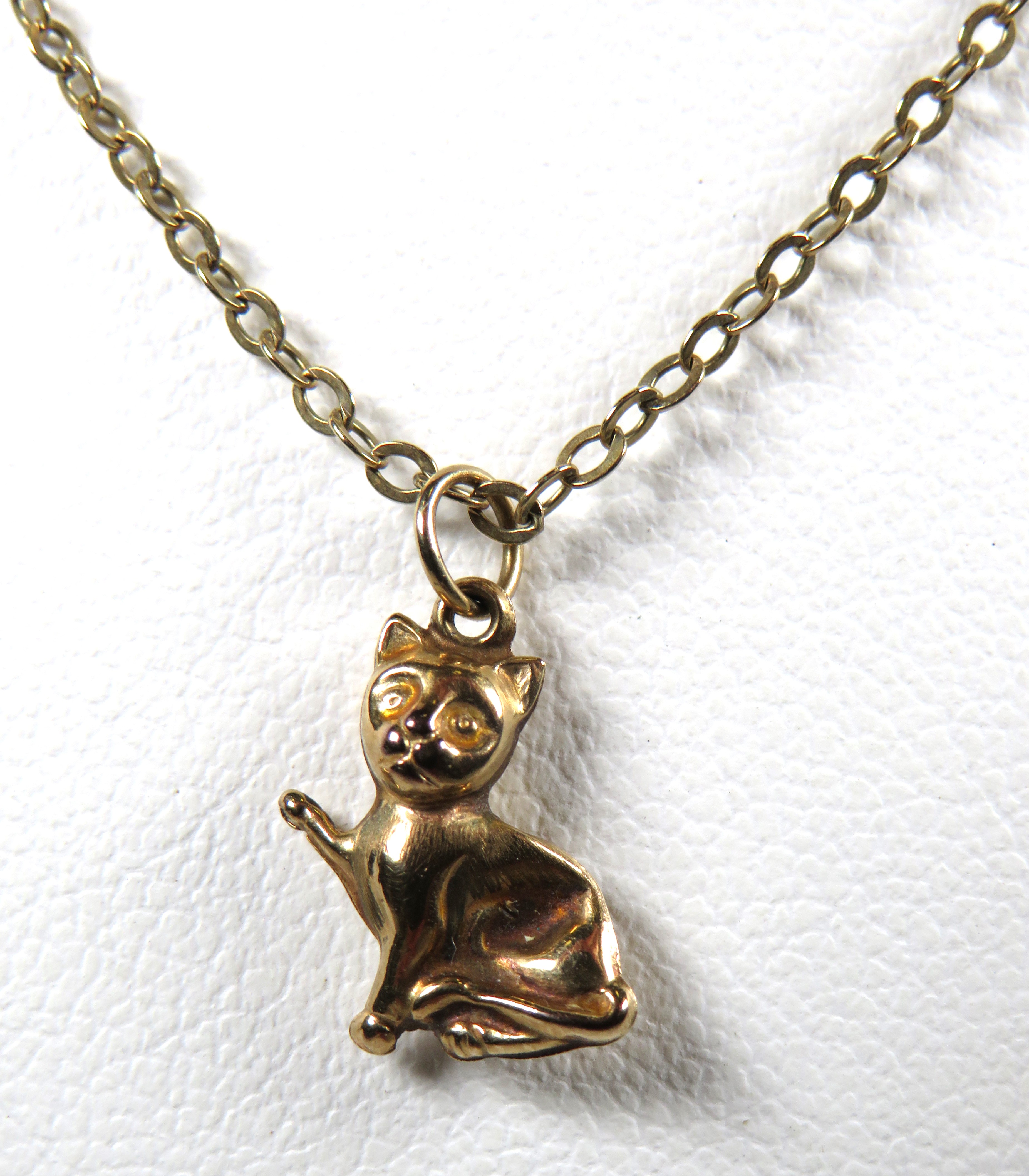 9ct Yellow Gold Cat Pendant set on an 19 inch 9ct Yellow Gold Chain.  Total weight 2.0g