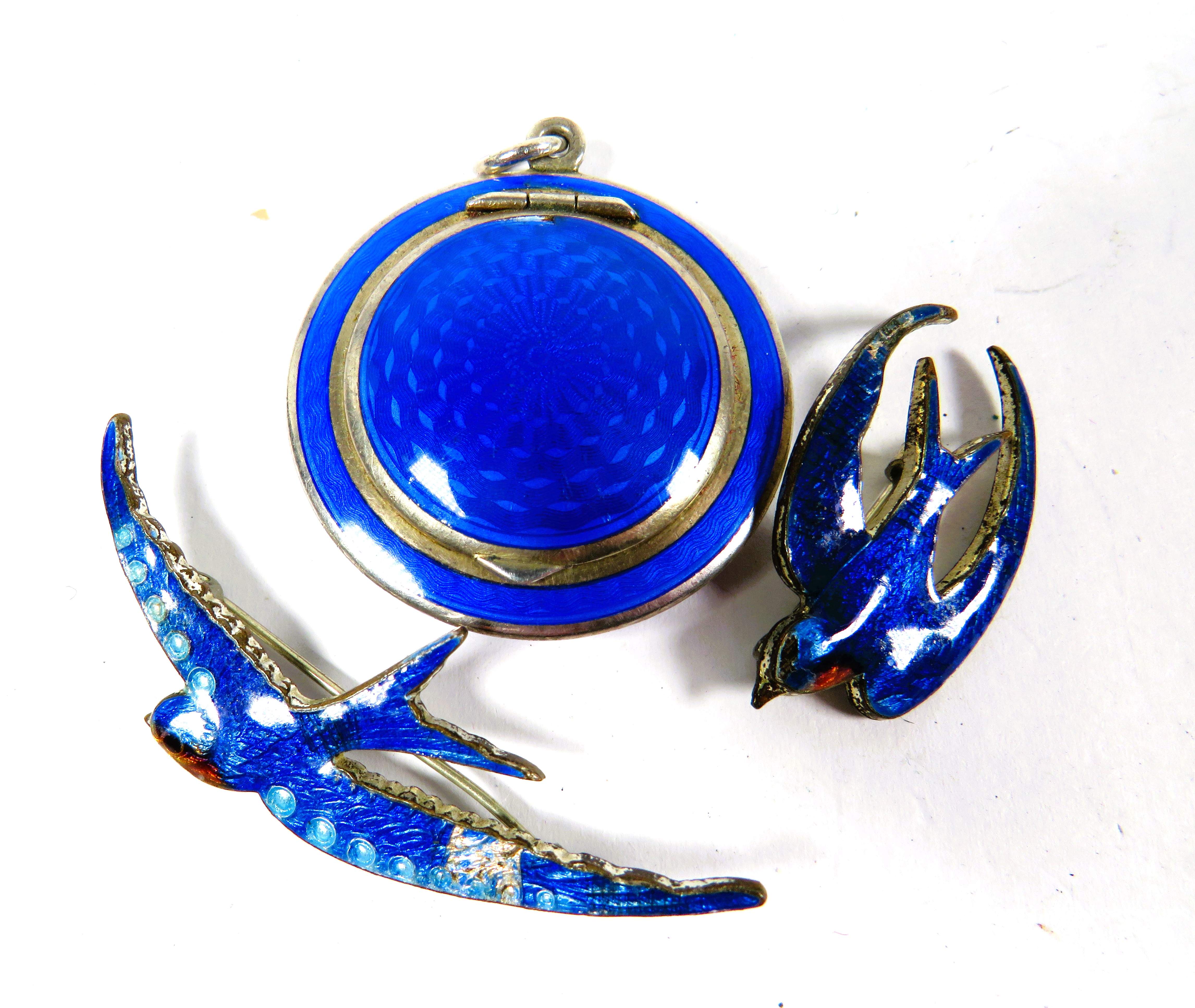 Pretty Metal and enamel Guilloche mini compact plus two Bluebird badges together with lucite Cigaret - Bild 3 aus 4