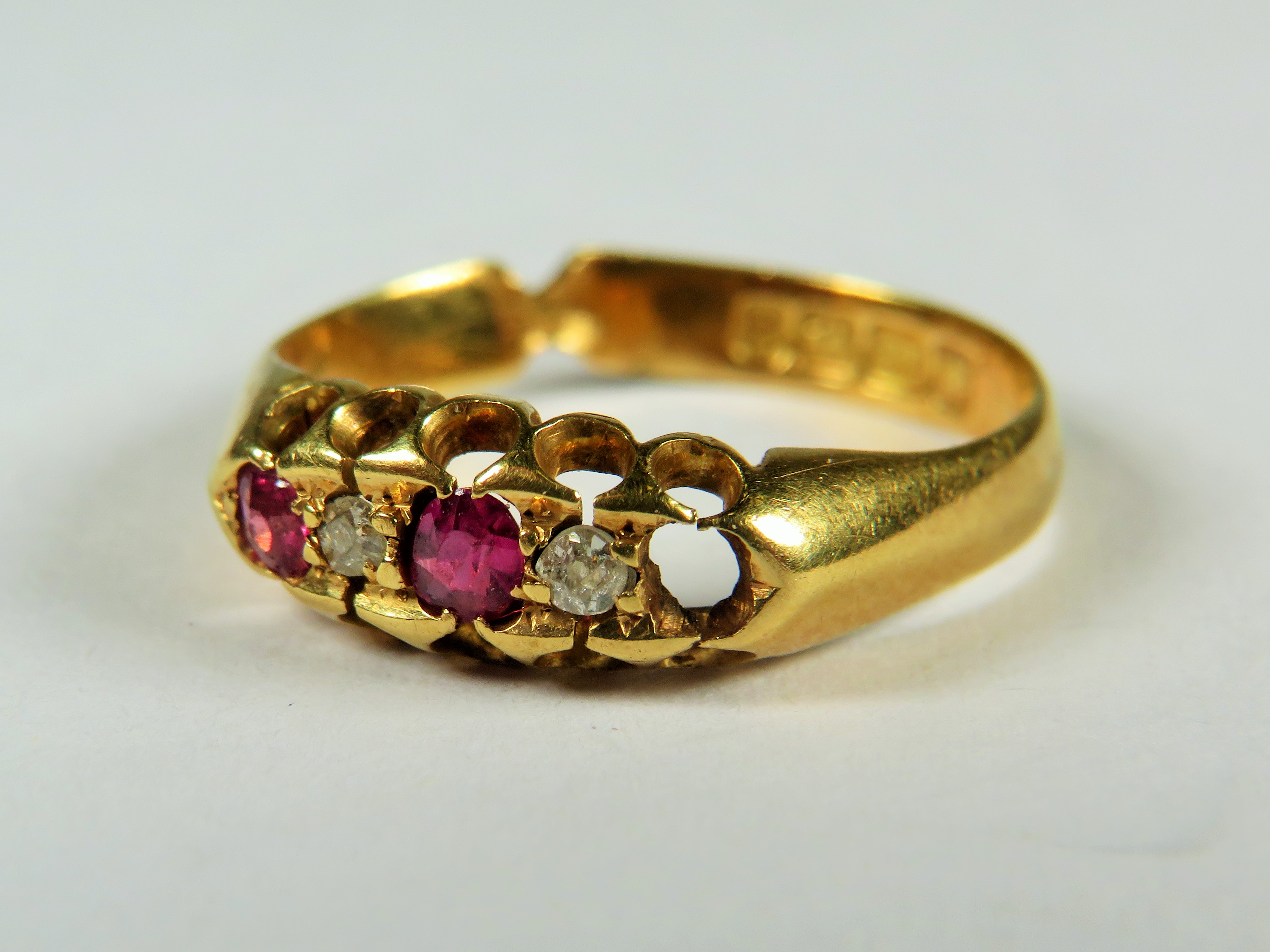 18ct Yellow Gold Ring set with two Rubies and Two Diamonds. (one ruby missing, see photos) Poor repa - Image 3 of 3