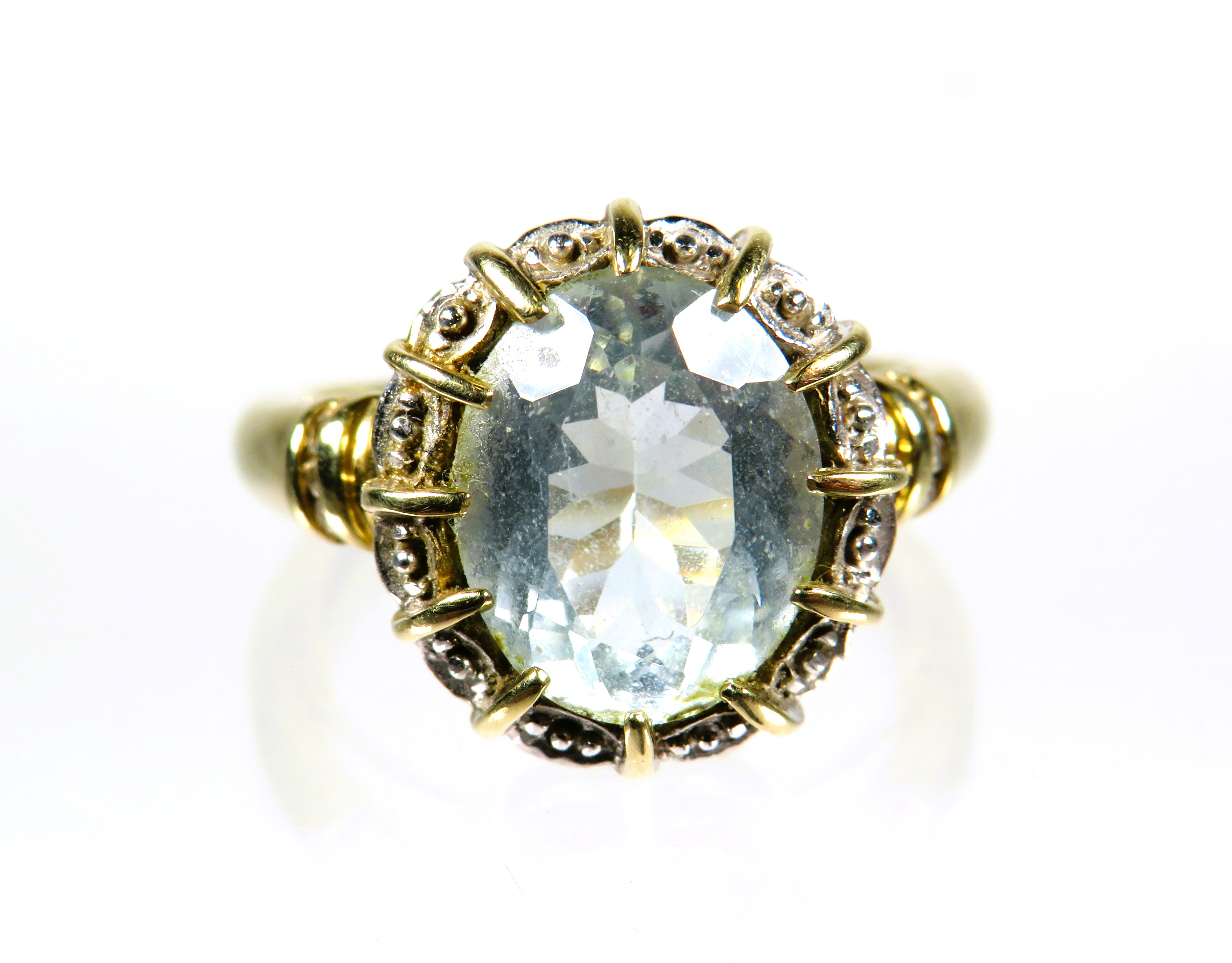 9ct Yellow Gold Ring set with a large Oval pale or White Topaz which measures approx 12 x 10mm. Fing