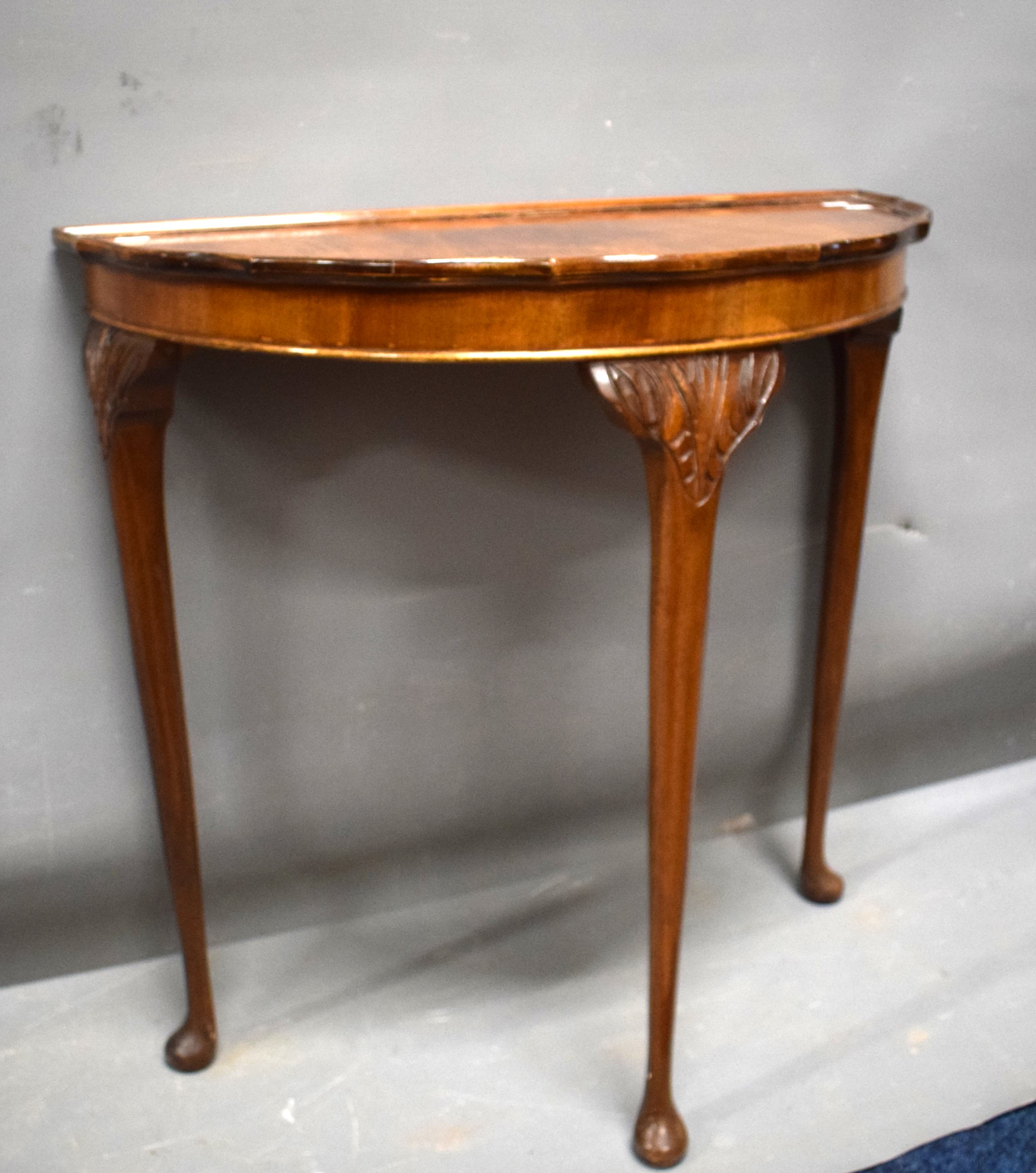 Attractive Demilune hallway or console table  raised on three carved topped elegant legs it measures - Bild 2 aus 2