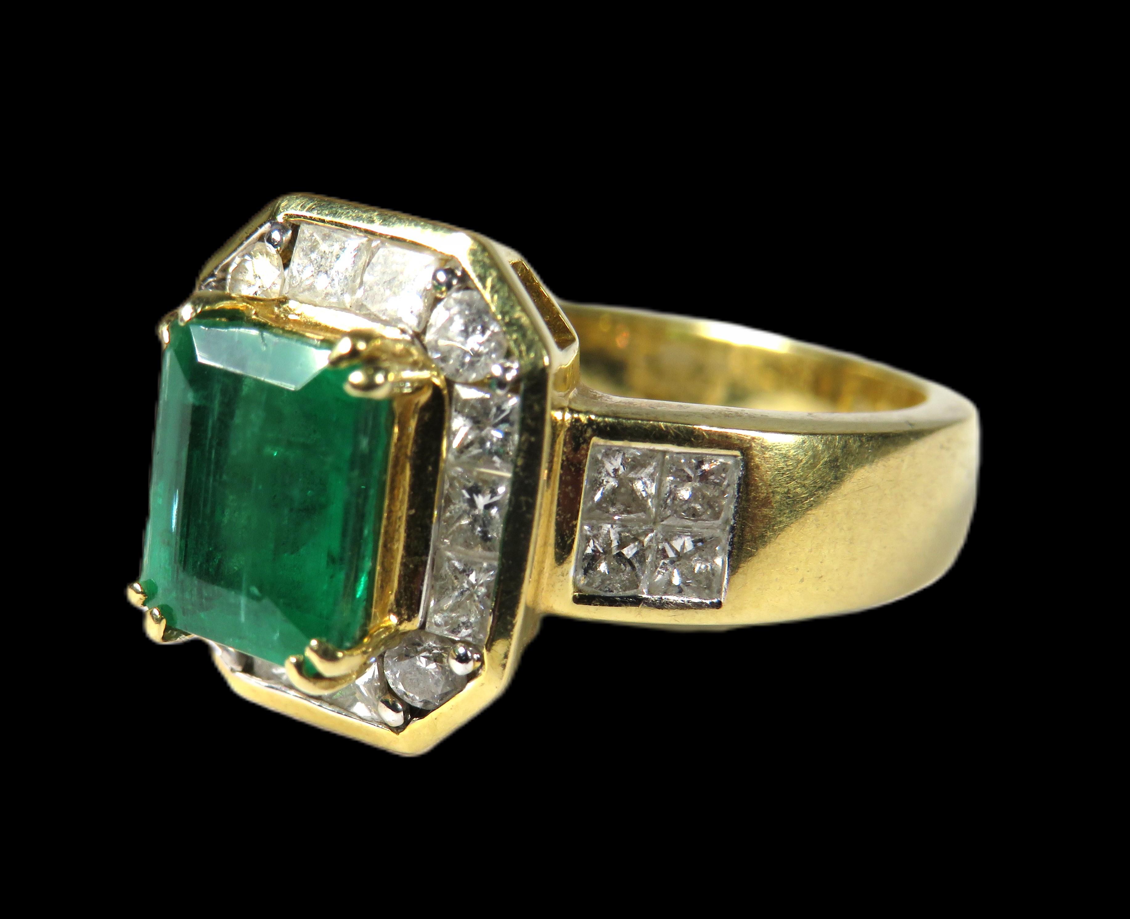 18ct Yellow Gold Art Deco Style Ring set with an amazing Central Emerald - Image 2 of 3