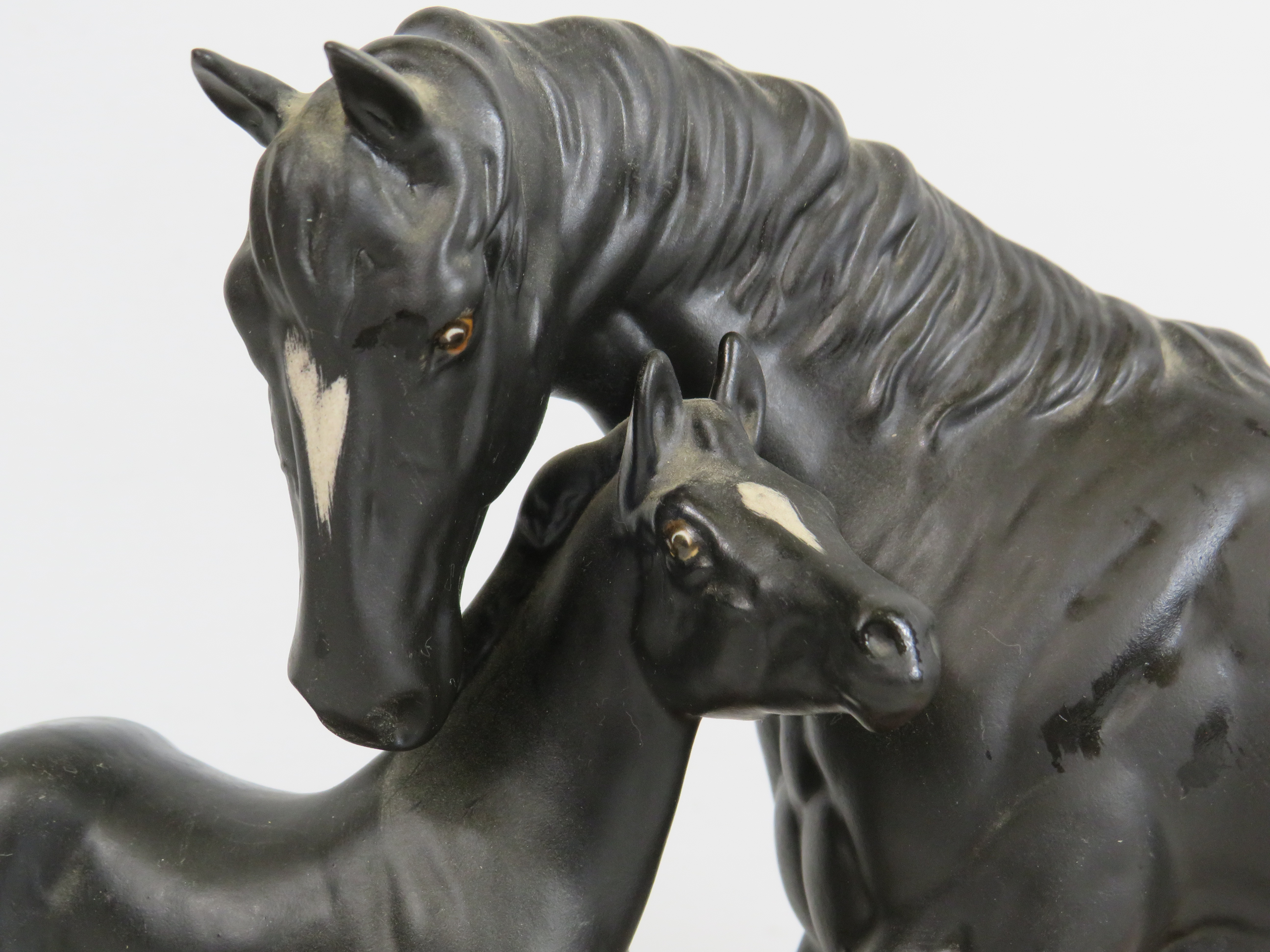 Beswick Connoisseur model of Black beauty and foal standing on a wooden plinth. - Bild 2 aus 3