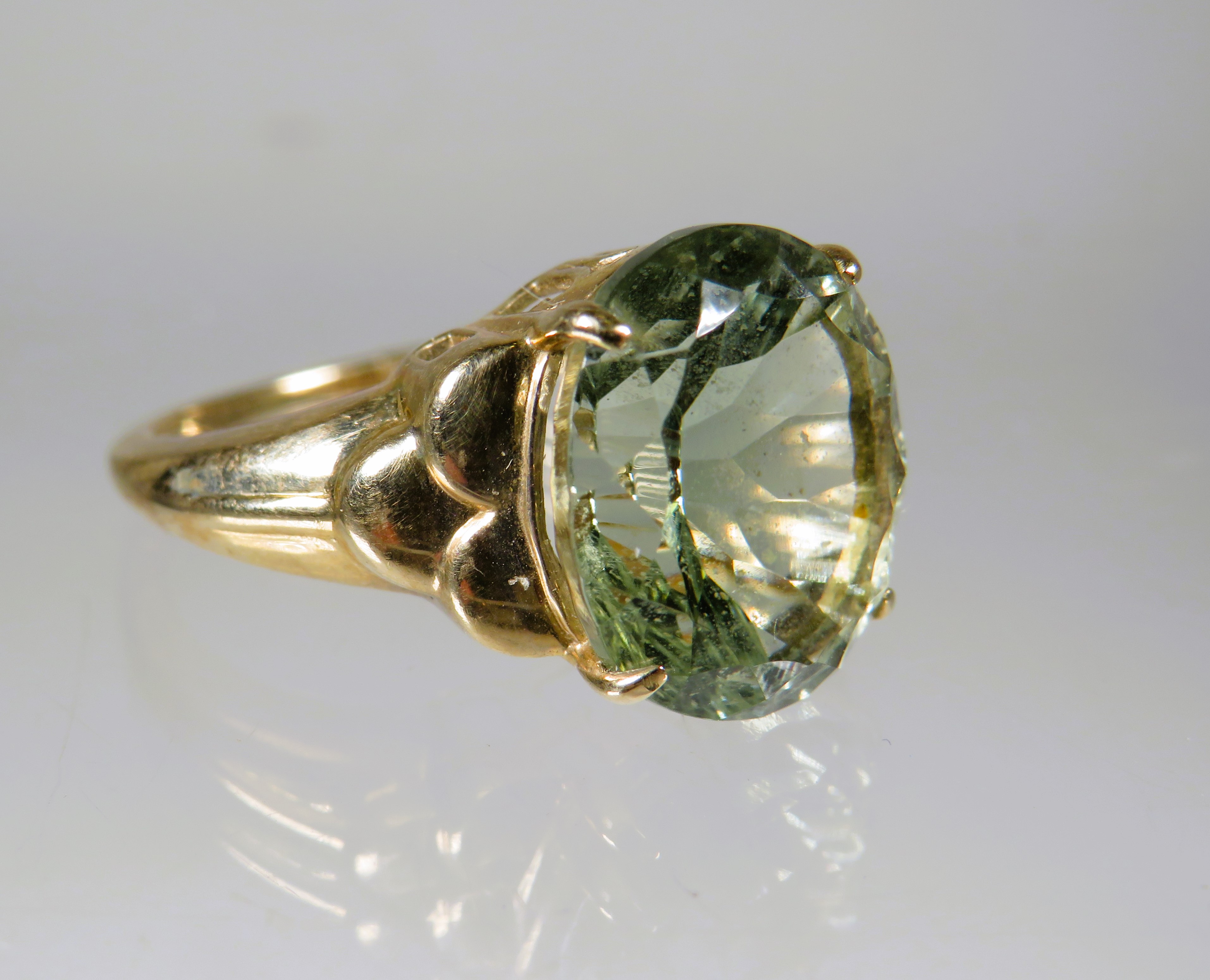 9ct Yellow Gold Ring set with a large Oval Green Quartz which measures approx 12 x 10 mm.   Finger s - Image 2 of 3