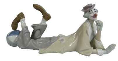 Large Lladro clown figurine model no 4618, 15.5cm tall and 37cm long come with box.