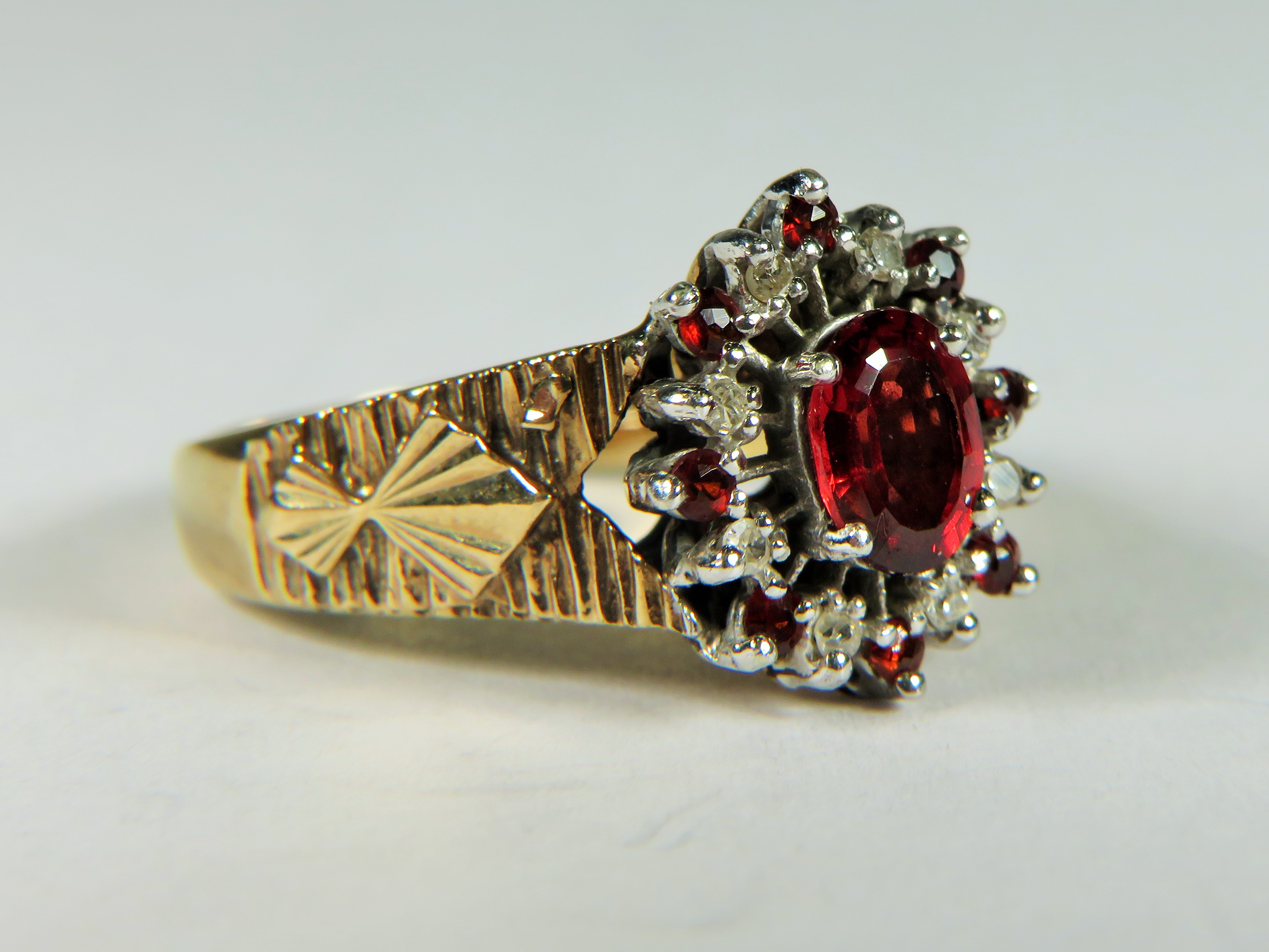 Very Large 9ct Yellow Gold ring set with a central Garnet with Diamond Cluster surround.  Finger siz - Image 3 of 4