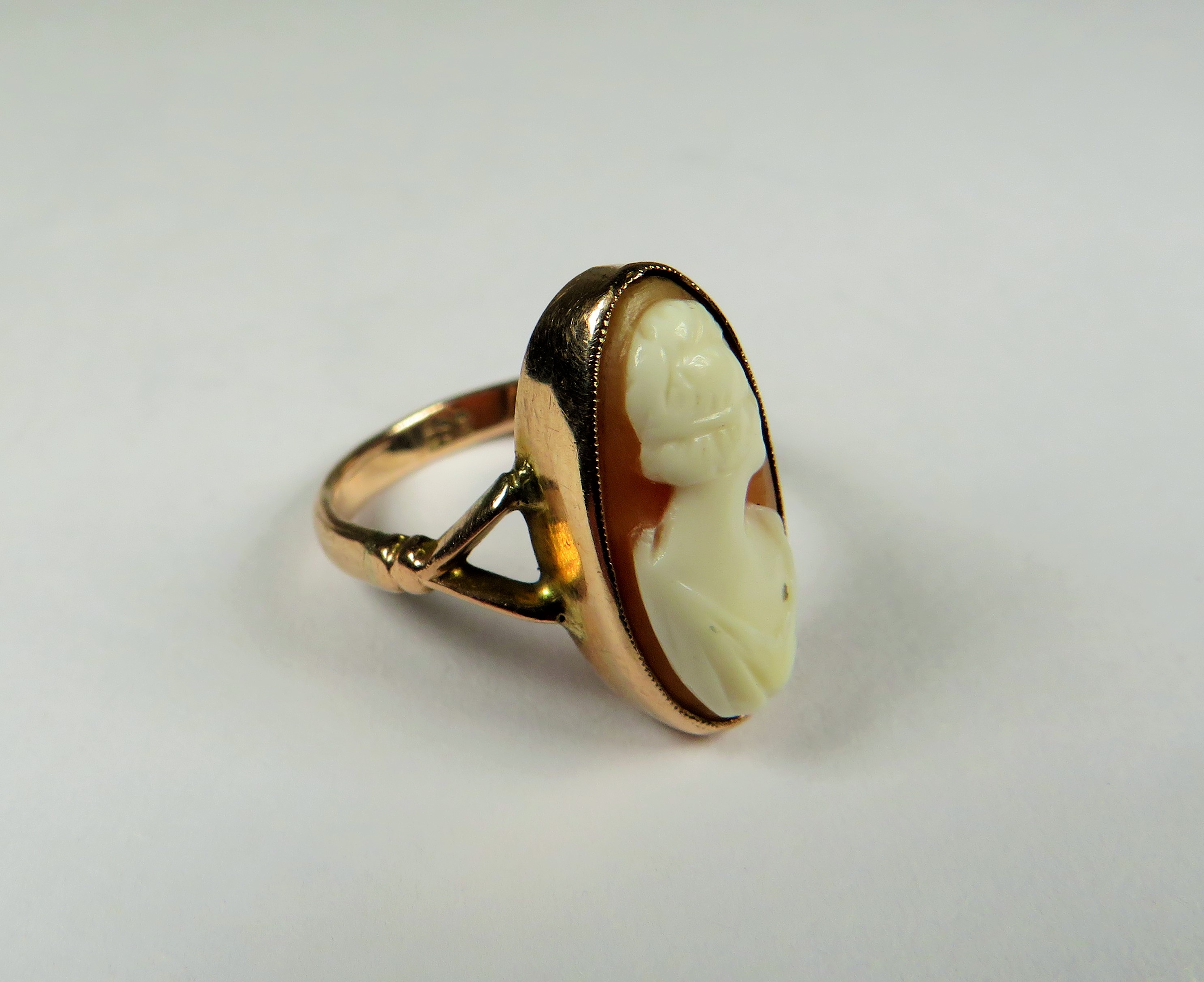 9ct Cameo Ring. Finger size 'J-5'  2.4g - Image 2 of 3