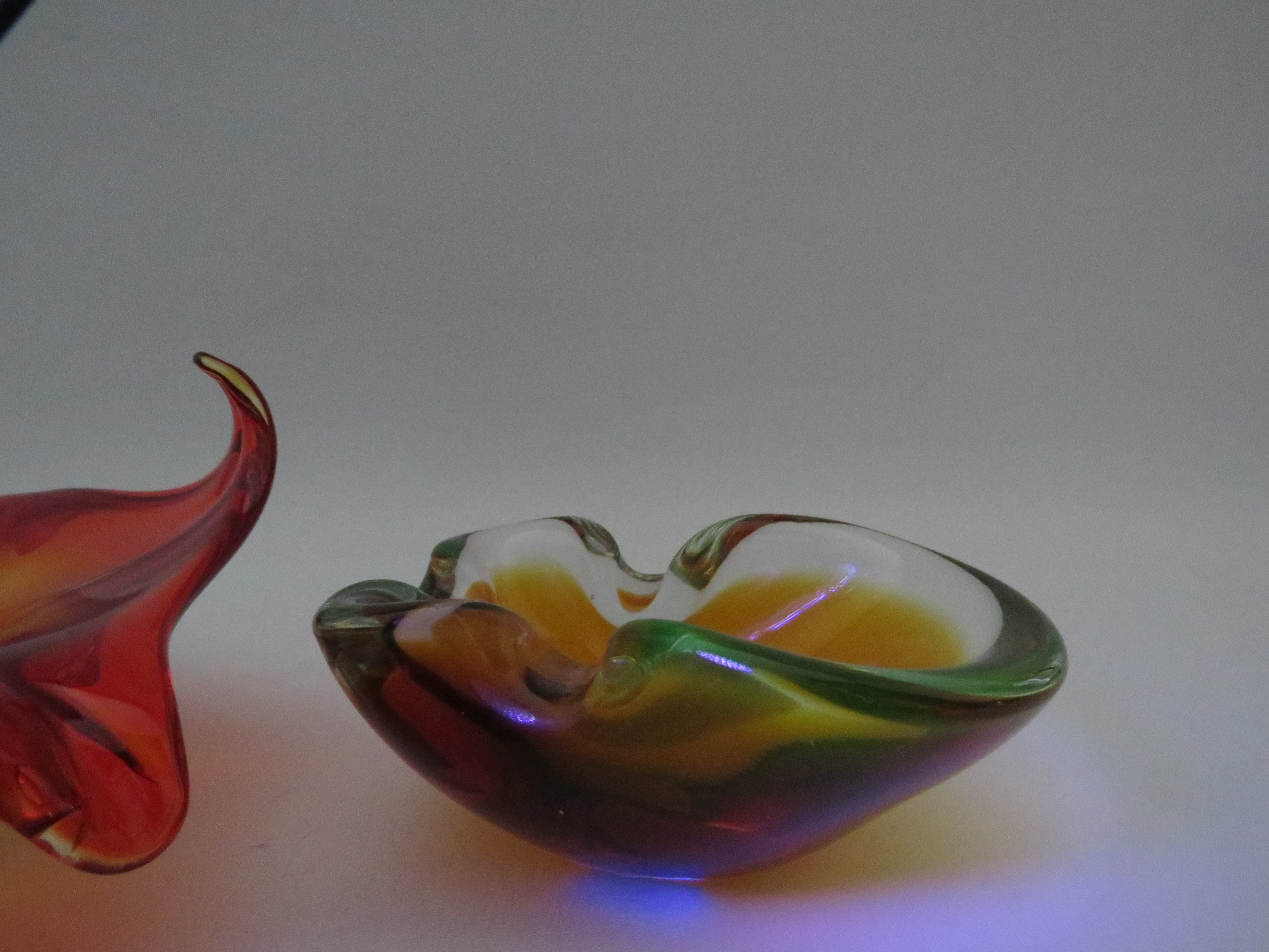 2 Murano uranium art glass bowls, the largest measures 22cm diameter. - Image 5 of 5