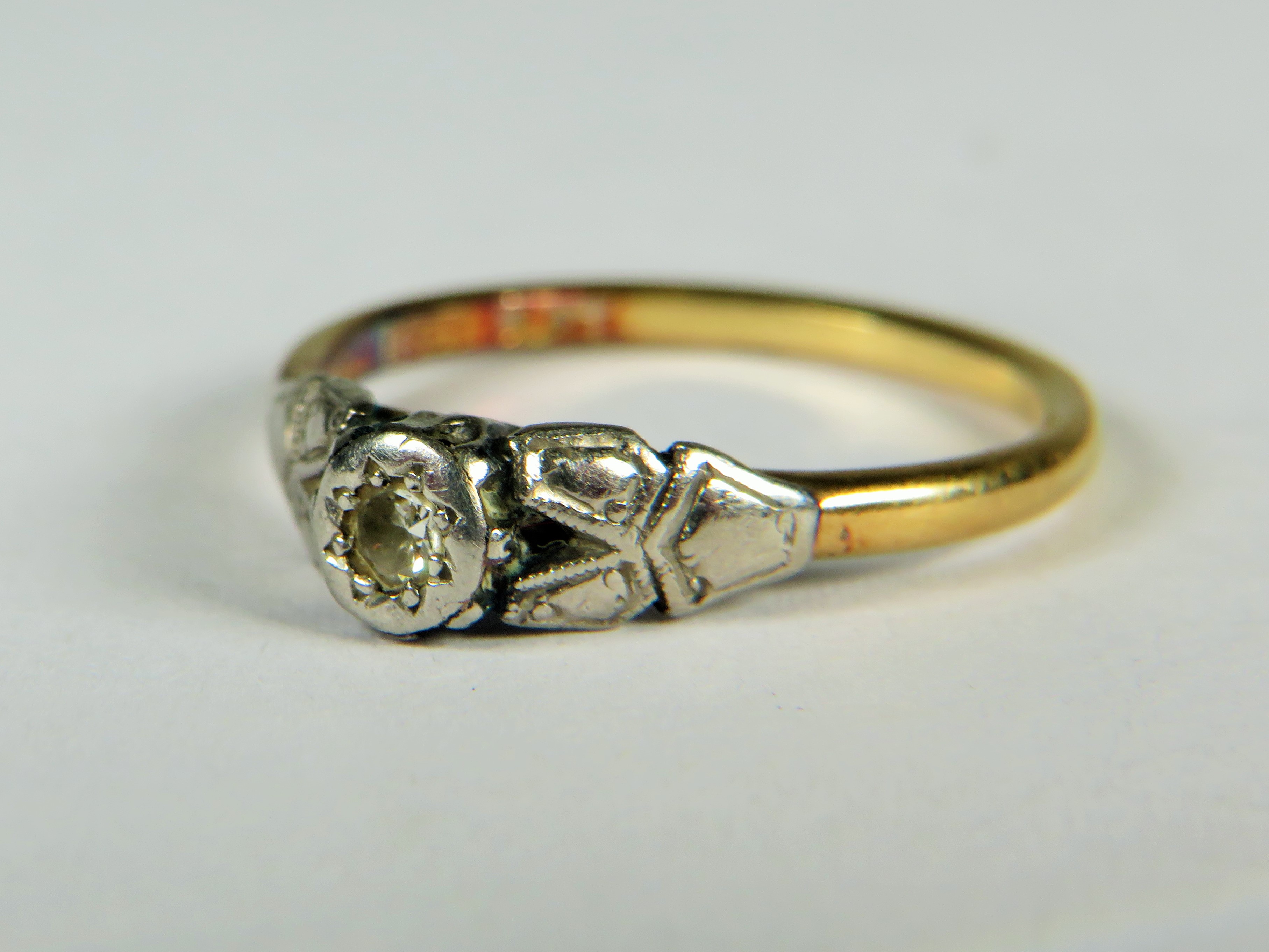18ct Yellow Gold Ring set with an Illusion mounted Diamond.(2mm)   Finger size 'N'2.0g - Image 2 of 3