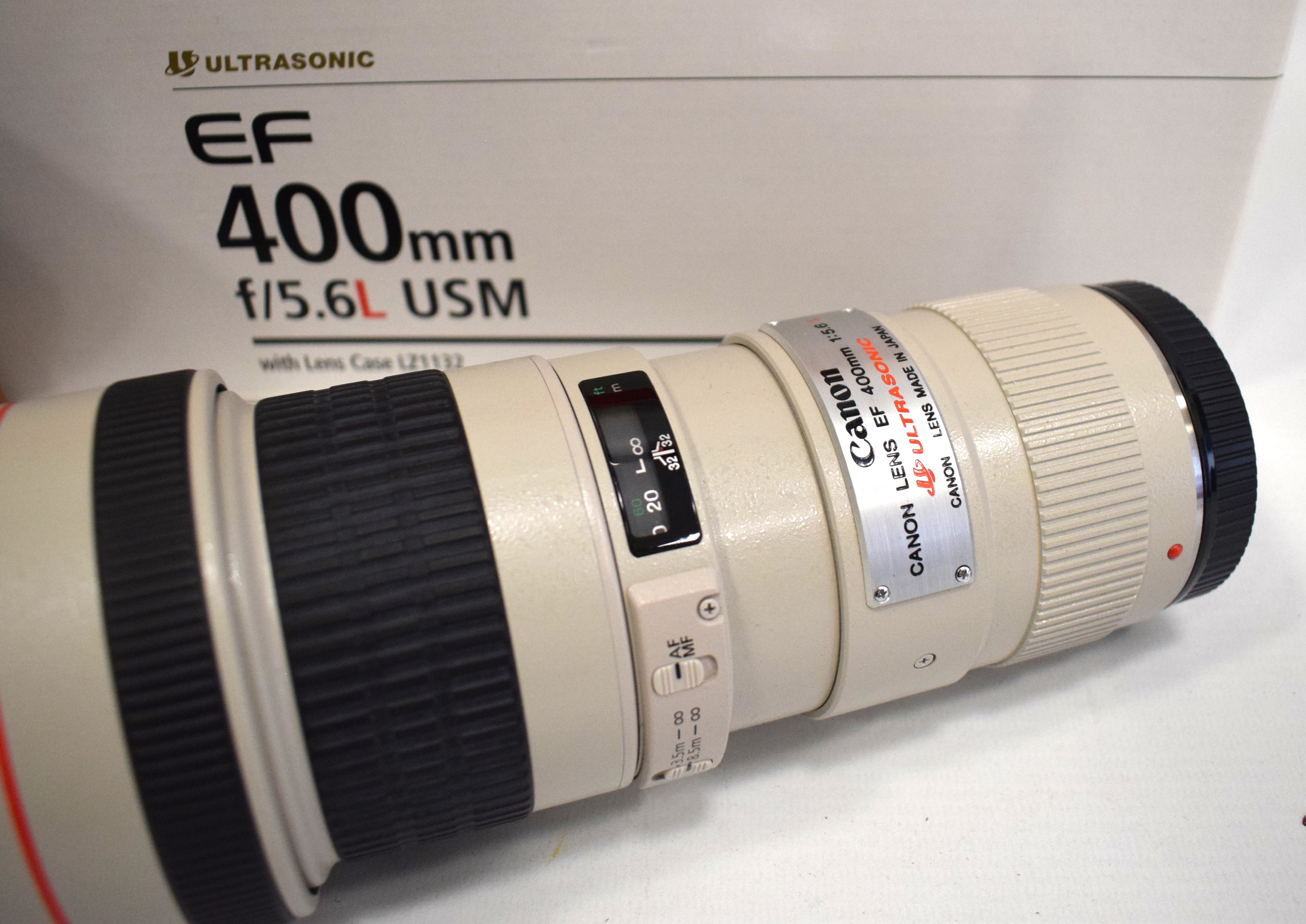 Canon 400mm F/5.6L  USM Lens with Soft case.  - Image 2 of 3