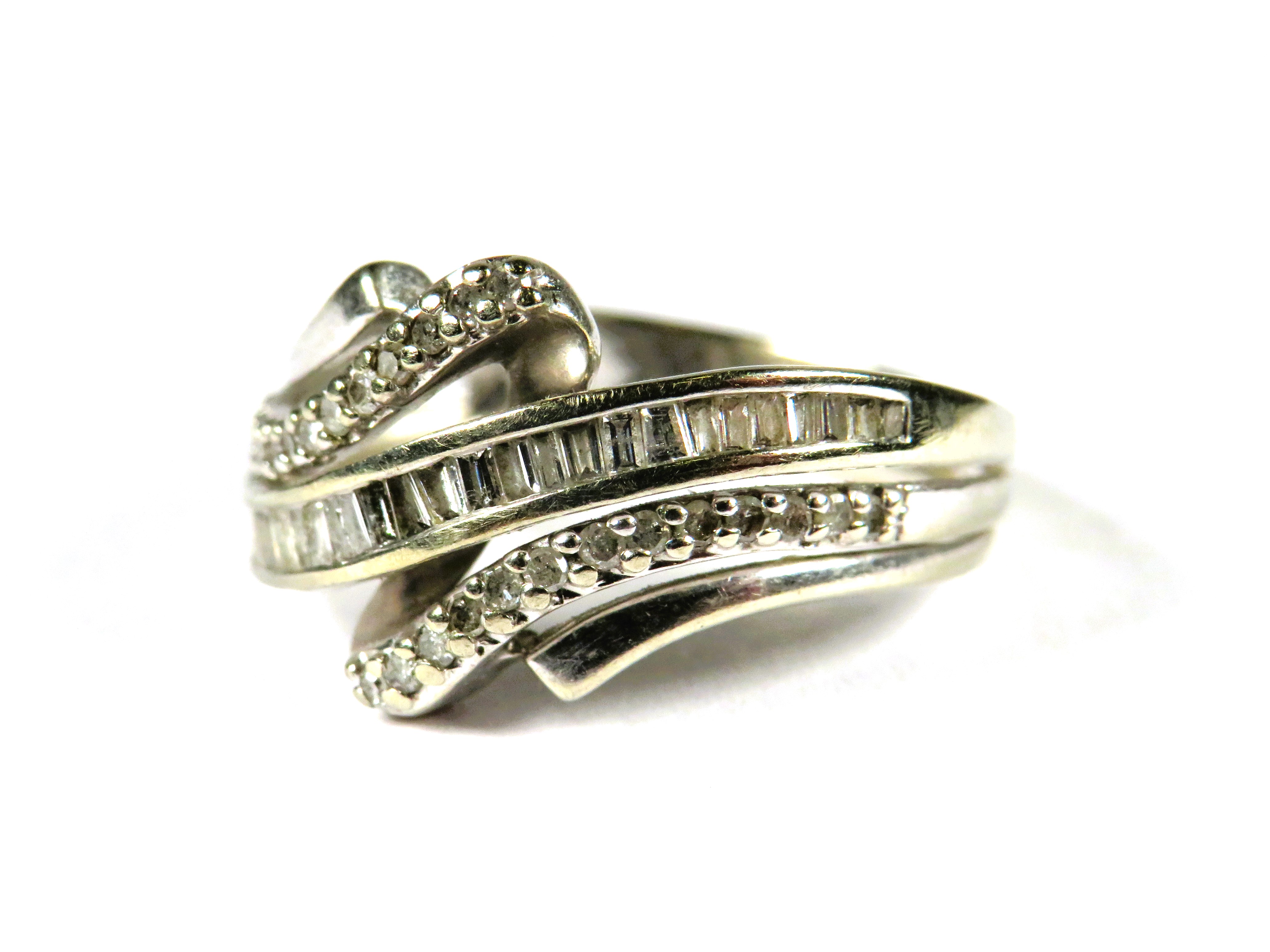 9ct White Gold Multi Diamond set wave ring. (approx 0.50pts Diamonds)  Finger size 'O'   3.4g - Image 2 of 3