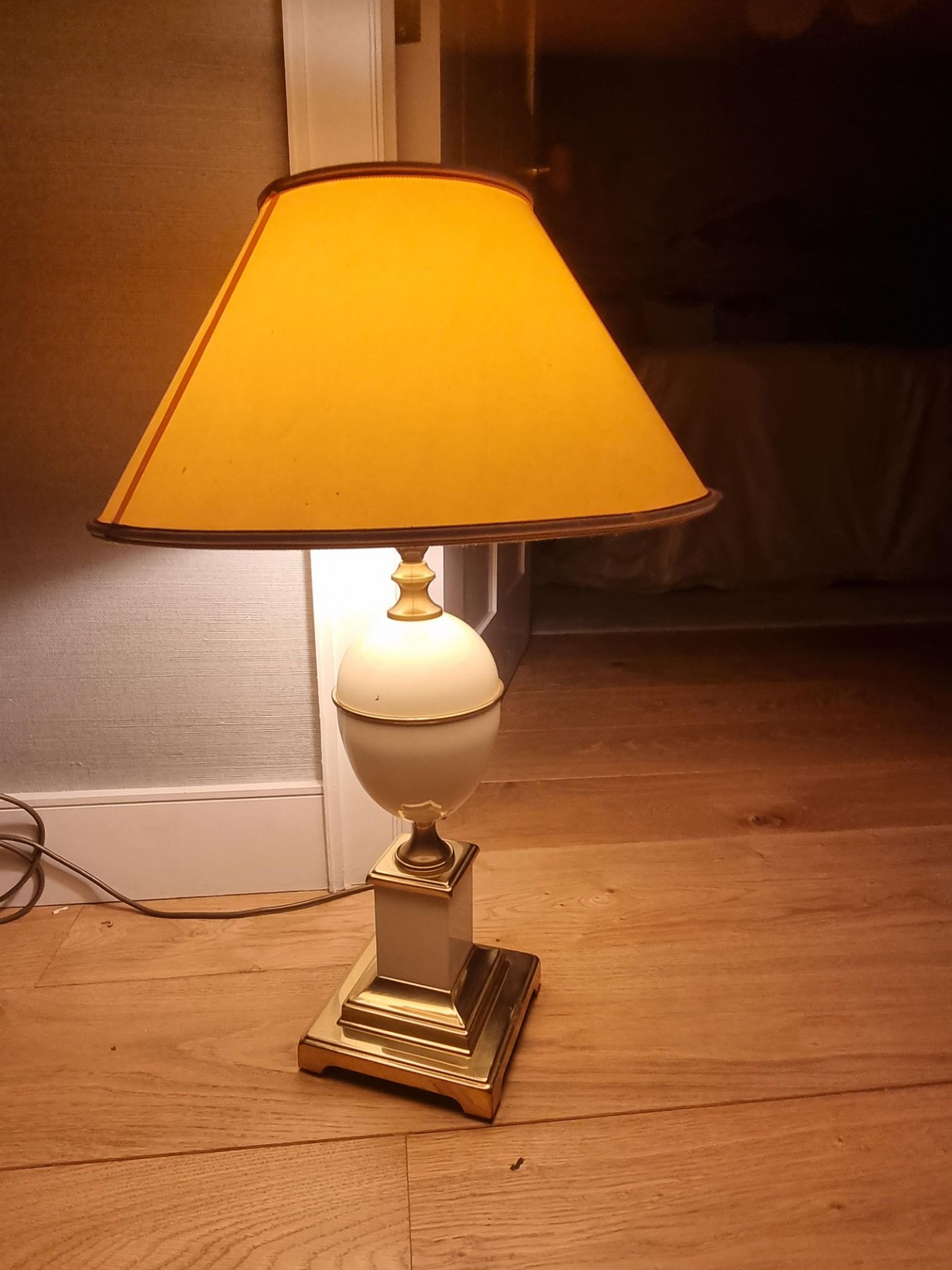 Hollywood Regency Style Egg Enamelled Brass Table Lamp With Shade. This Stunning Lamp Features A - Image 2 of 4