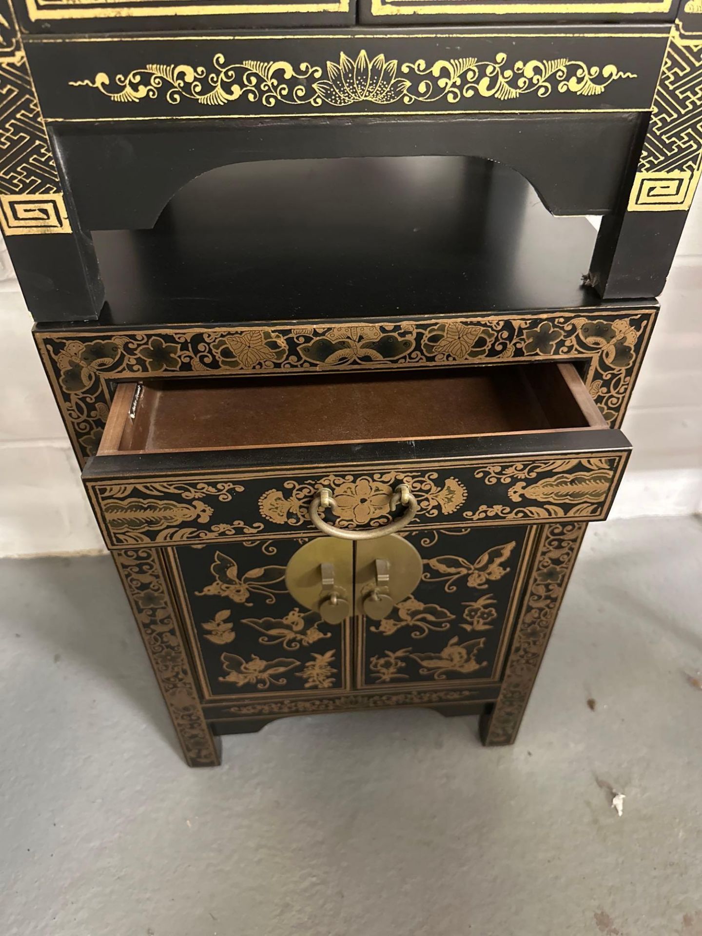 Chinese Lacquered Side Cabinet The cabinet has figurative panels on the front in lacquered gold - Image 4 of 4