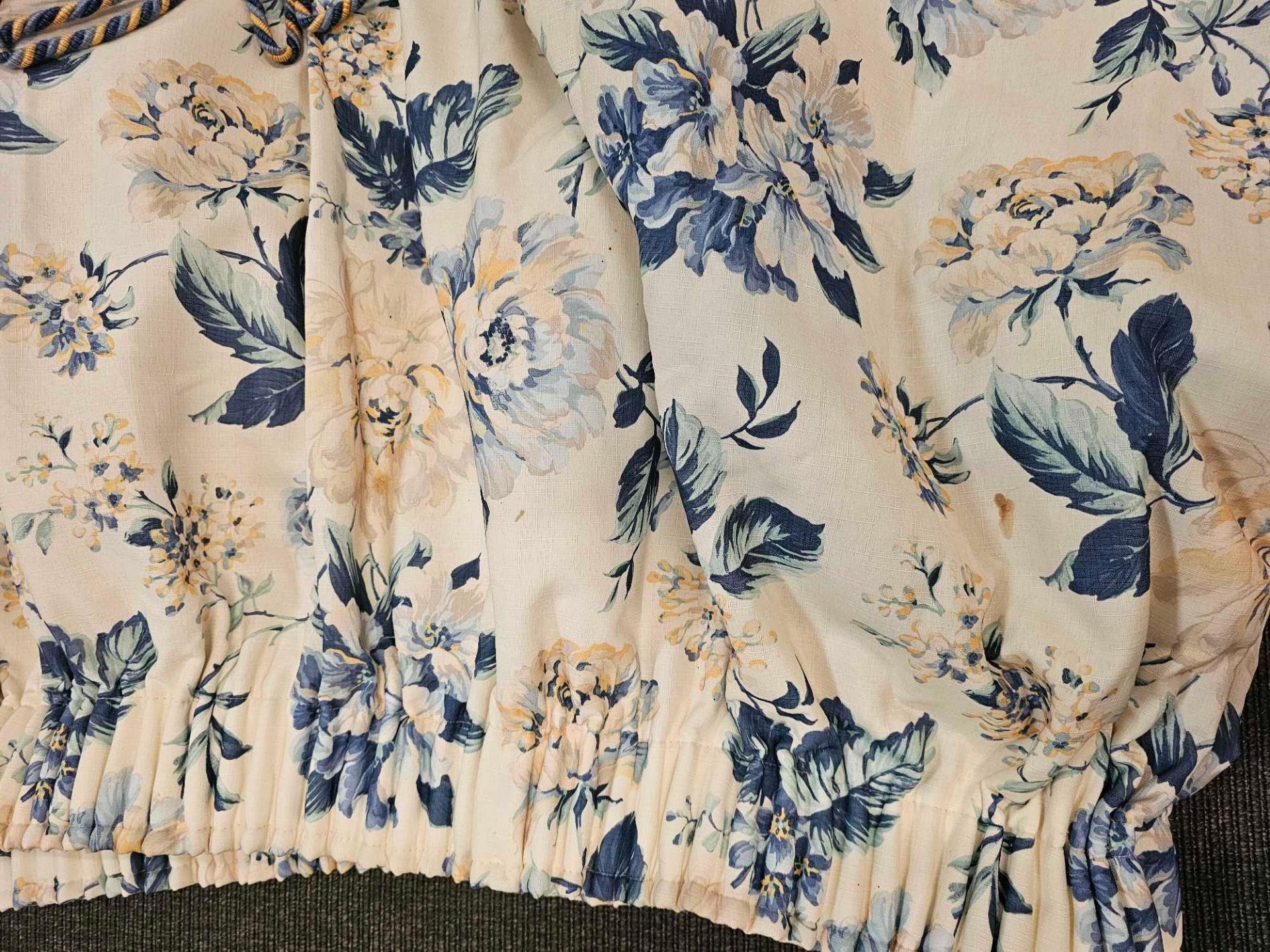 A Pair Of Fabric Curtains Flowered Pattern Tie Backs Size -cm 292 x 119 Ref Dorch 57 - Image 2 of 3