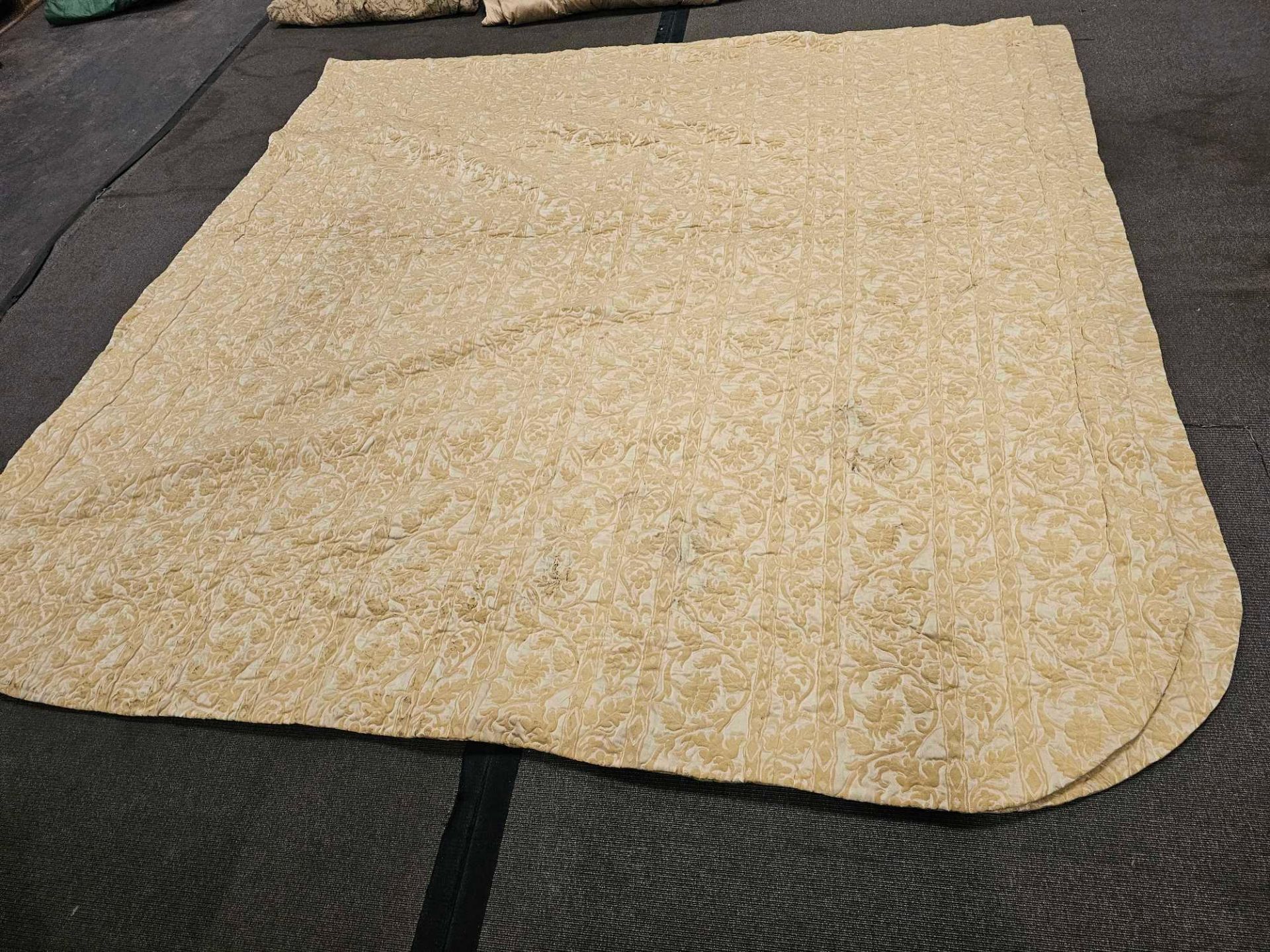 2 x Quilted Bed Toppers Gold White Pattern Size -cm 269 x 277 Ref Dorch 90
