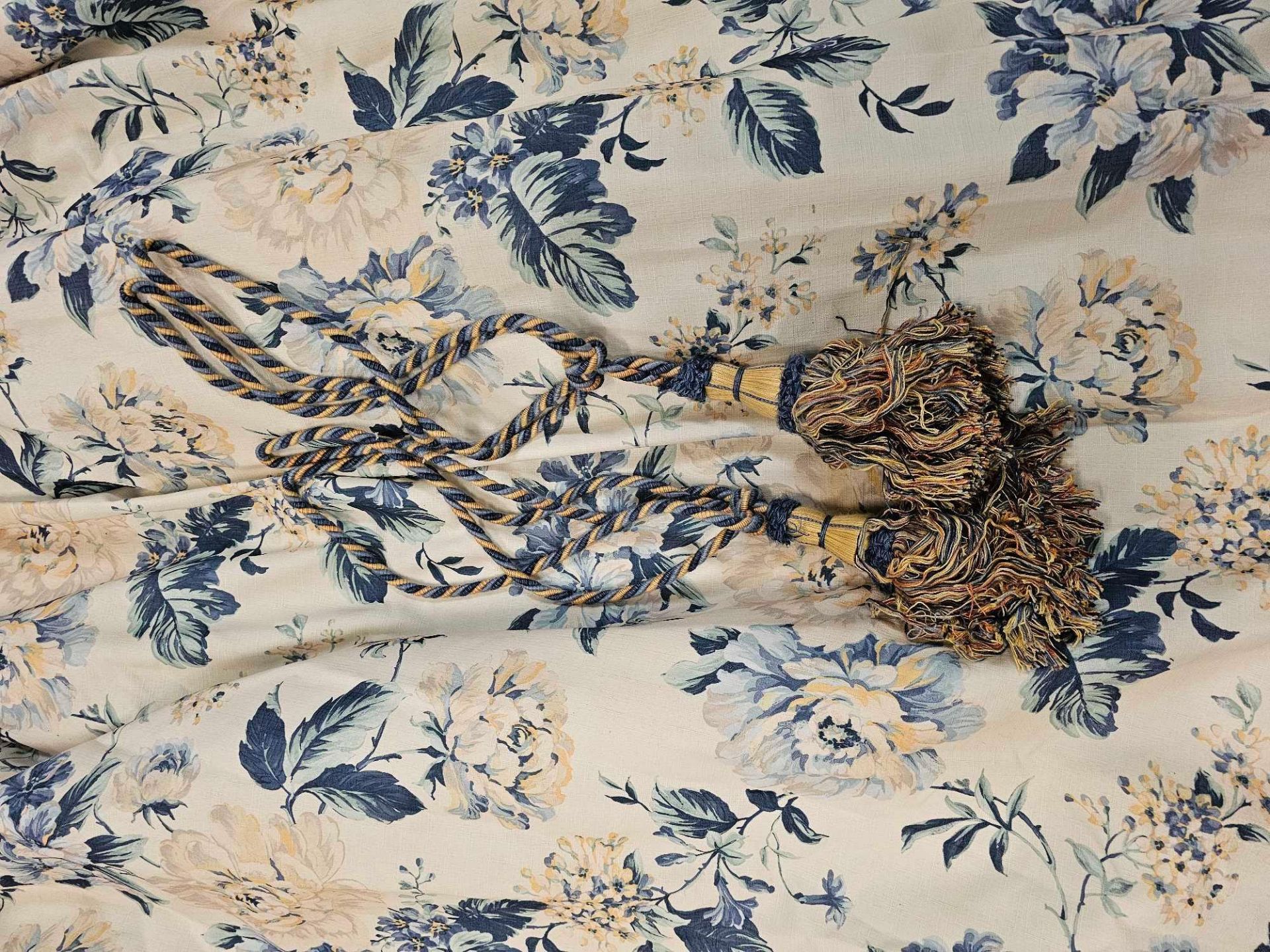 A Pair Of Fabric Curtains Flowered Pattern Tie Backs Size -cm 292 x 119 Ref Dorch 57 - Image 3 of 3