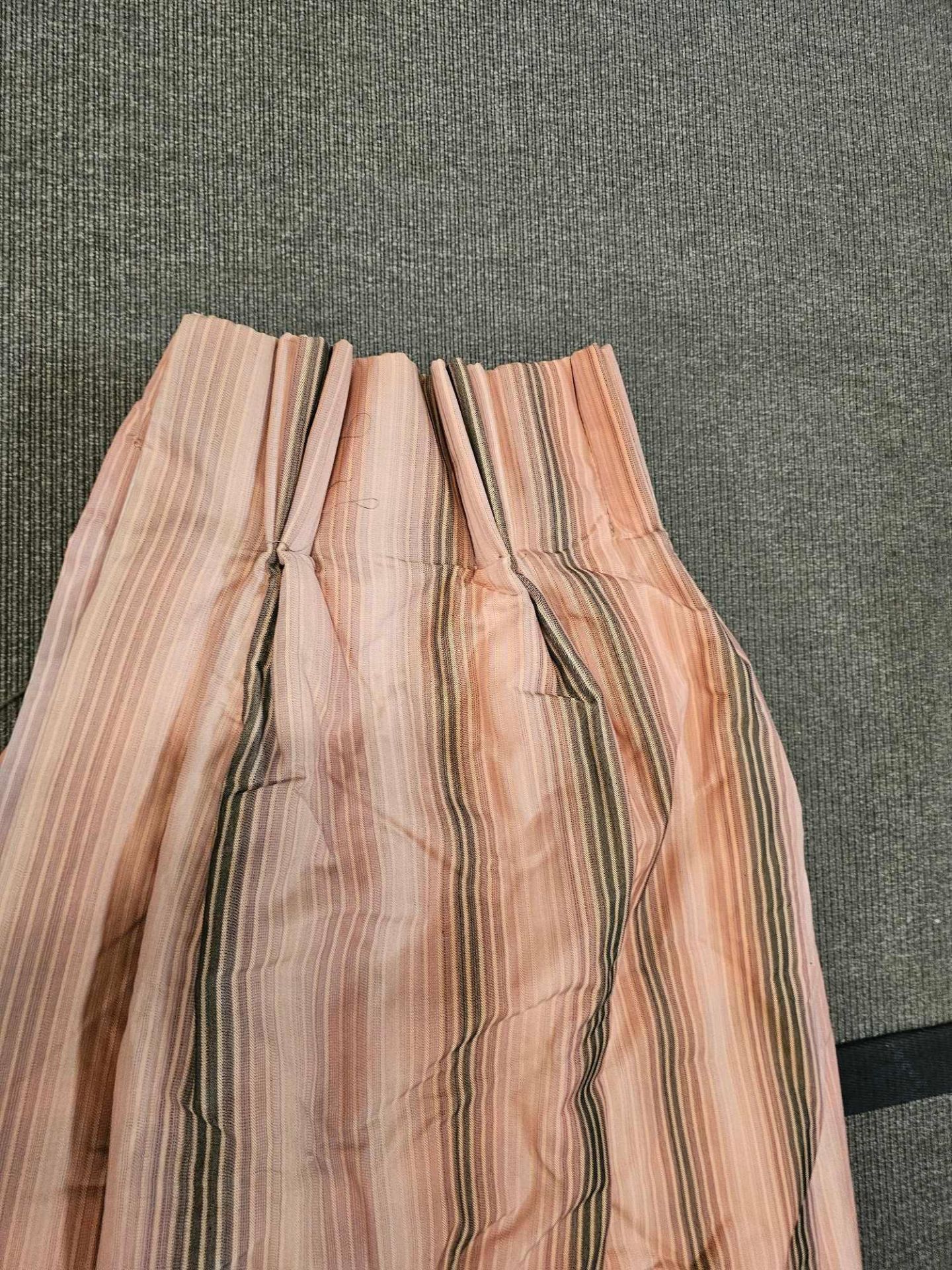 A Pair Of Drapes Pink / Grey Stripessize. 147 x 227 Ref Dorch 55 - Image 3 of 3