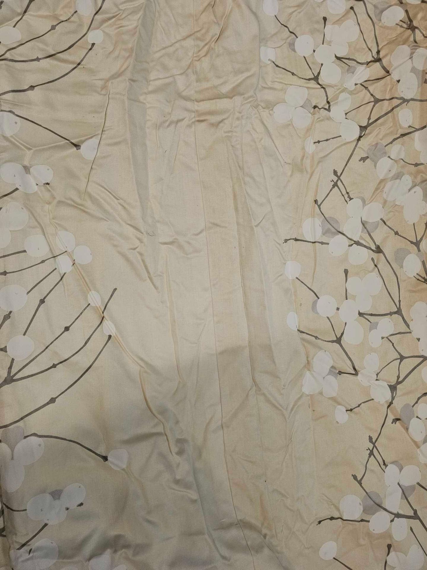 A Pair Of Silk Curtains Twig Flower Pattern Cream Size -cm 174 x 244 Ref Dorch 60 - Image 3 of 3