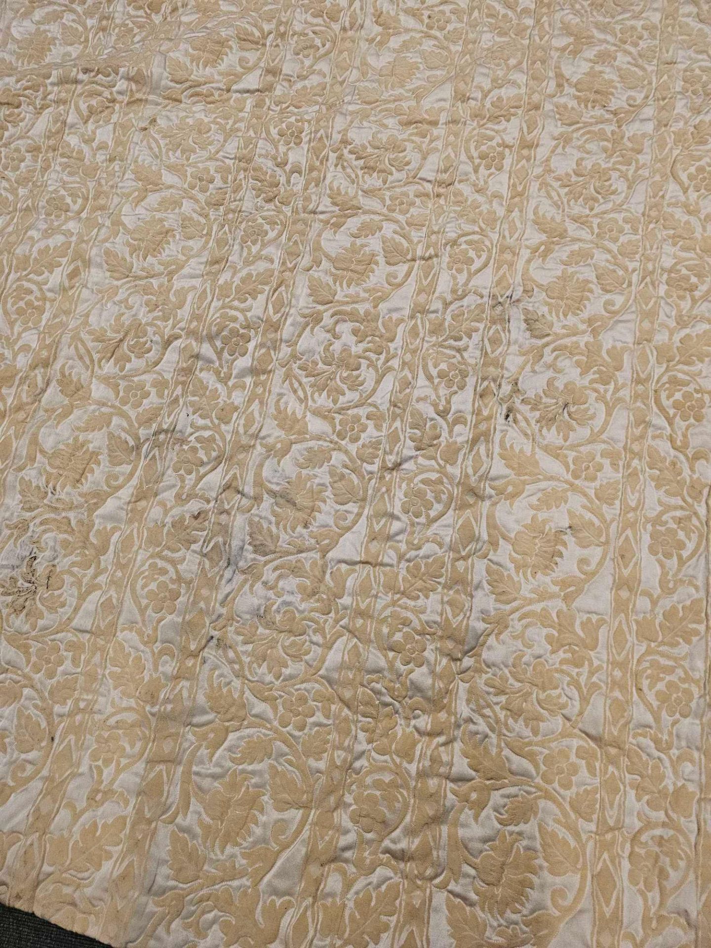 2 x Quilted Bed Toppers Gold White Pattern Size -cm 269 x 277 Ref Dorch 90 - Image 2 of 2