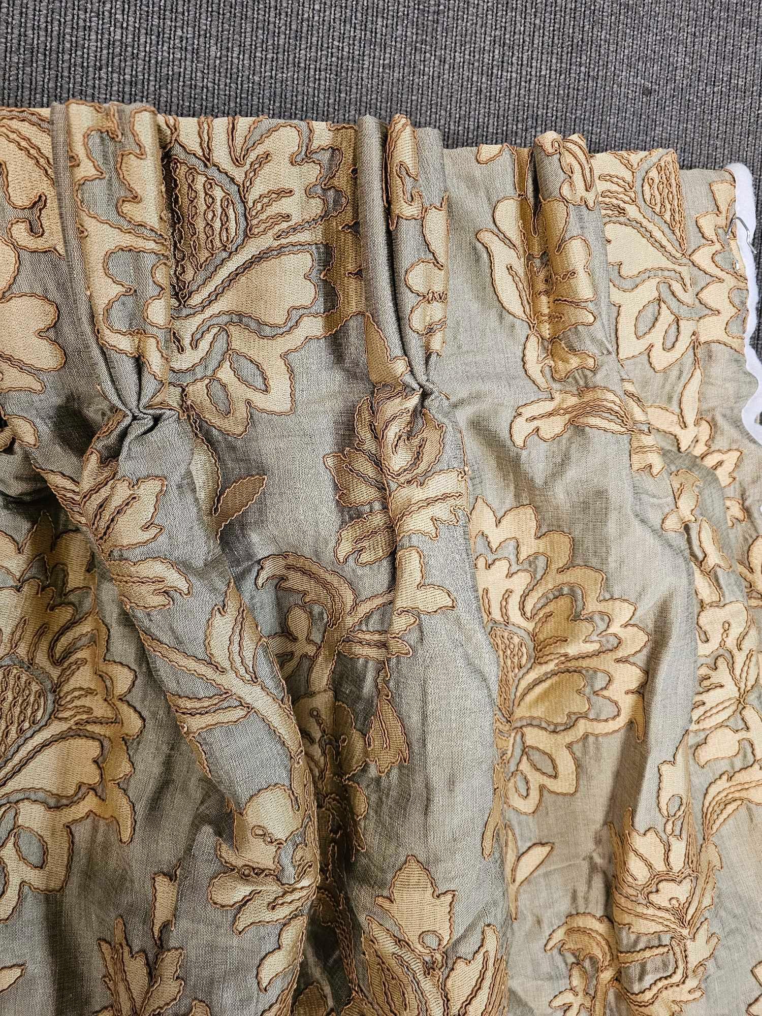 A Pair Of Drapes Silk Flower Pattern Tie Backs Size -cm 192 x 249 Ref Dorch 59 - Image 3 of 3