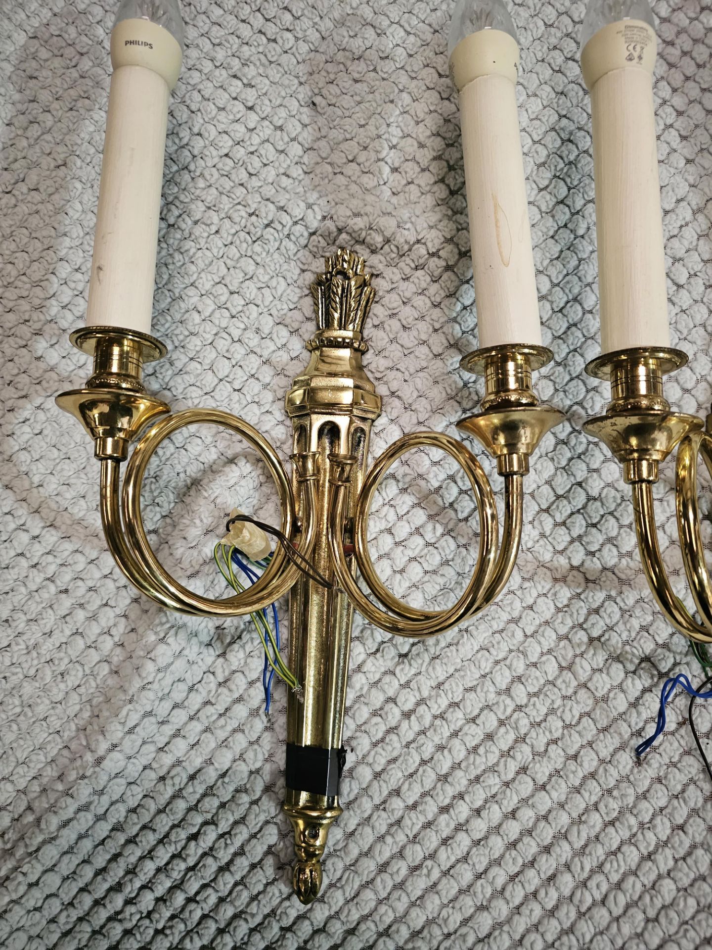 A Pair Of Dore Bronze Dore Twin Arm Wall Sconces, The Scrolling Arms With Trumpet Bobeche Drip Pans - Bild 2 aus 3