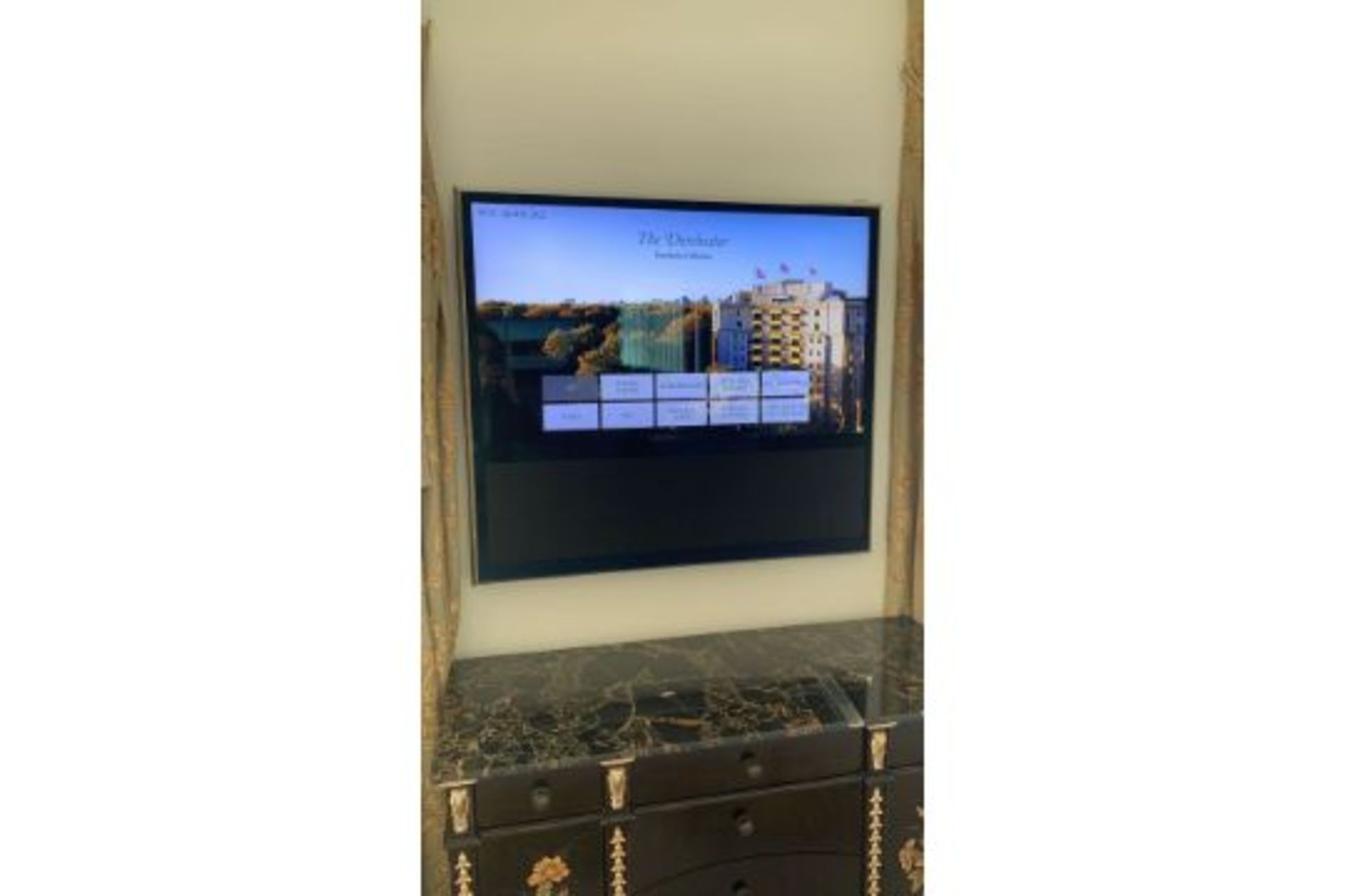 Bang Olufsen BeoVision 10-40" Hotel LCD TV Diagonal picture size: 40 inches (101.6cm) Aspect