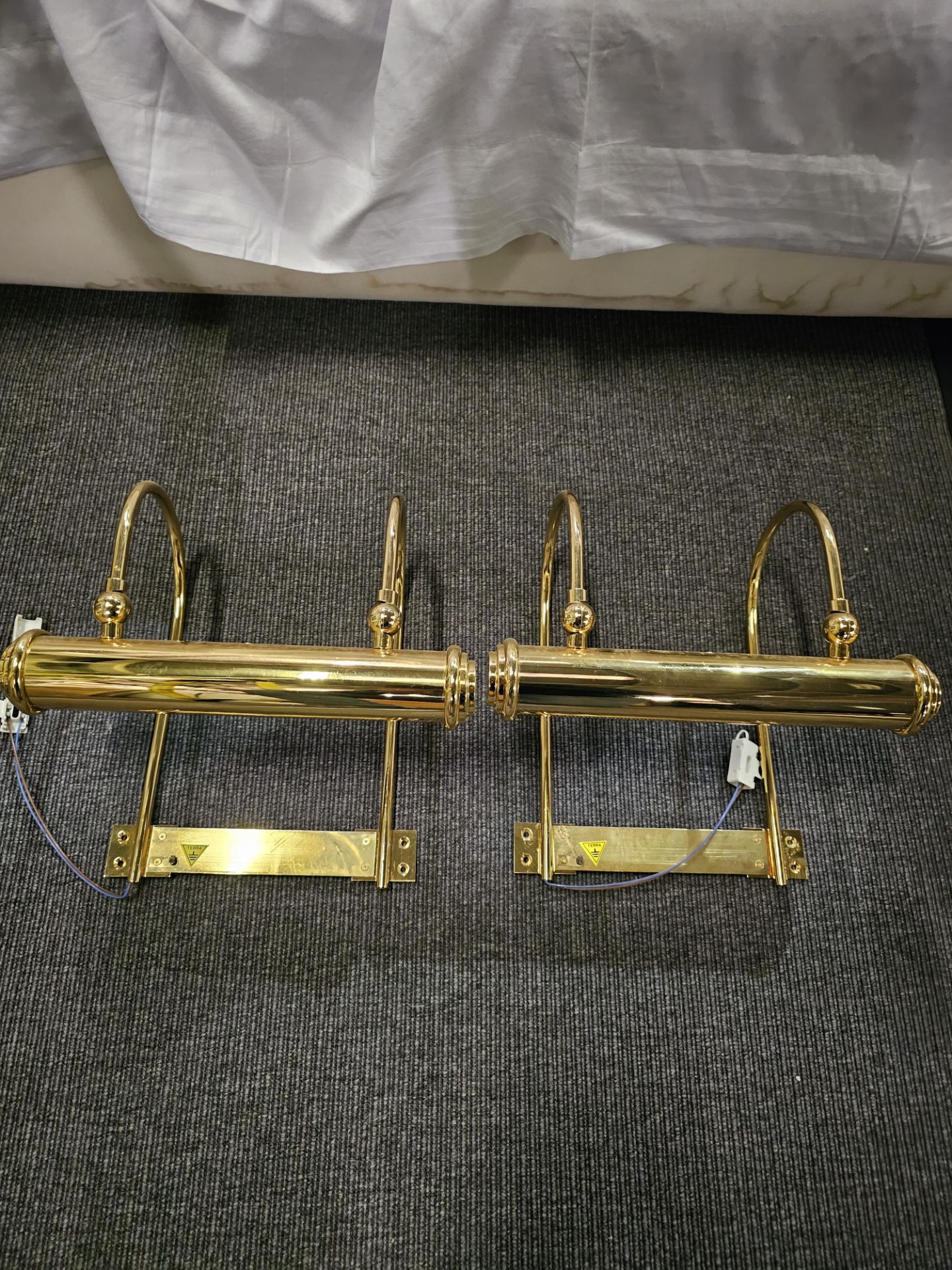 A pair of polished brass traditional picture wall lamps 32cm