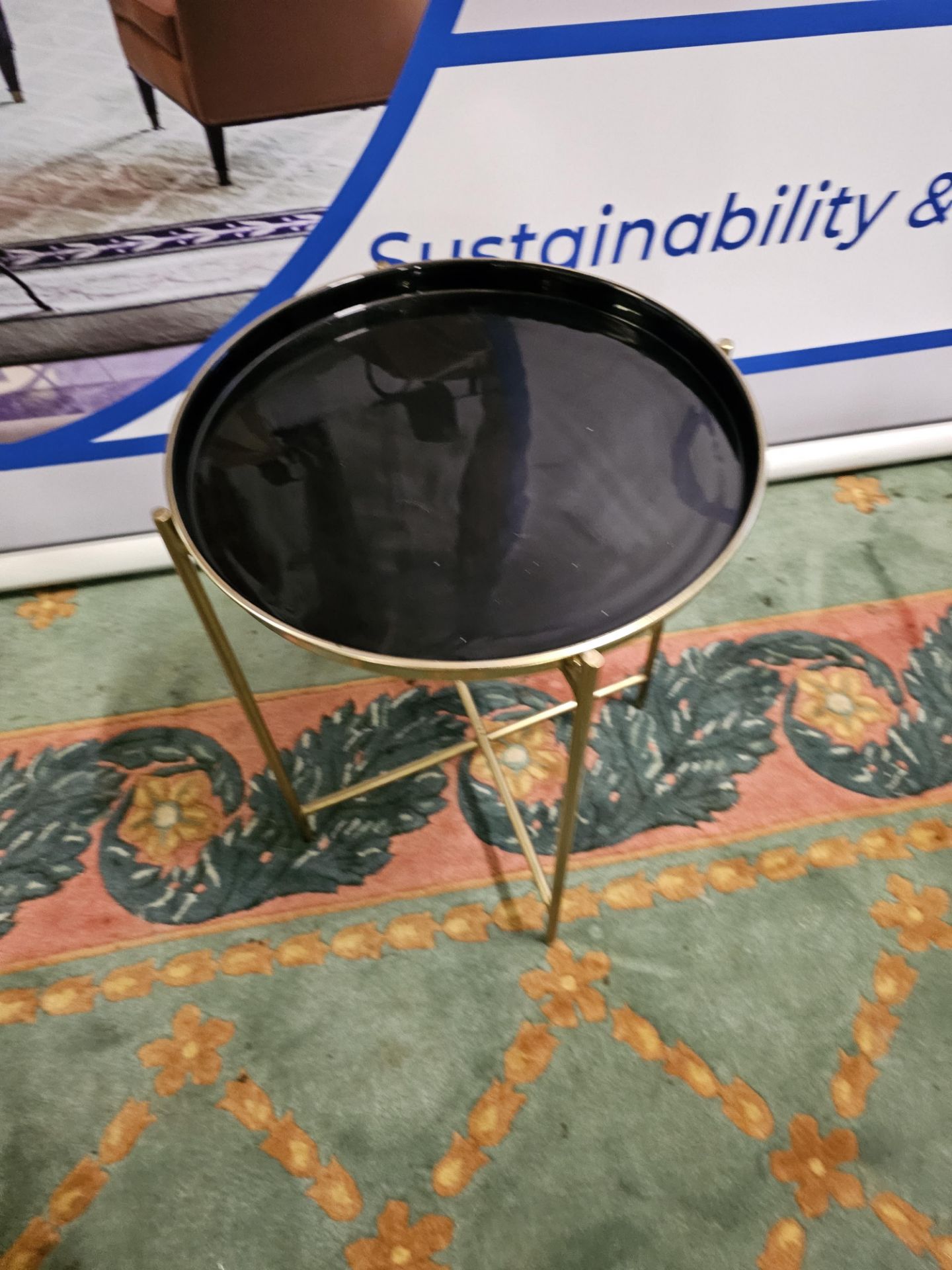 Gallery round metal tray table finished in brass and black Whether you're looking for an accent - Bild 3 aus 5