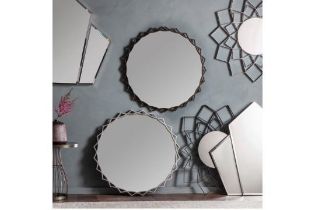 Novia Mirror Silver This Modern Round Wall Mirror Has A Overlapping Silver Coloured Frame As Round