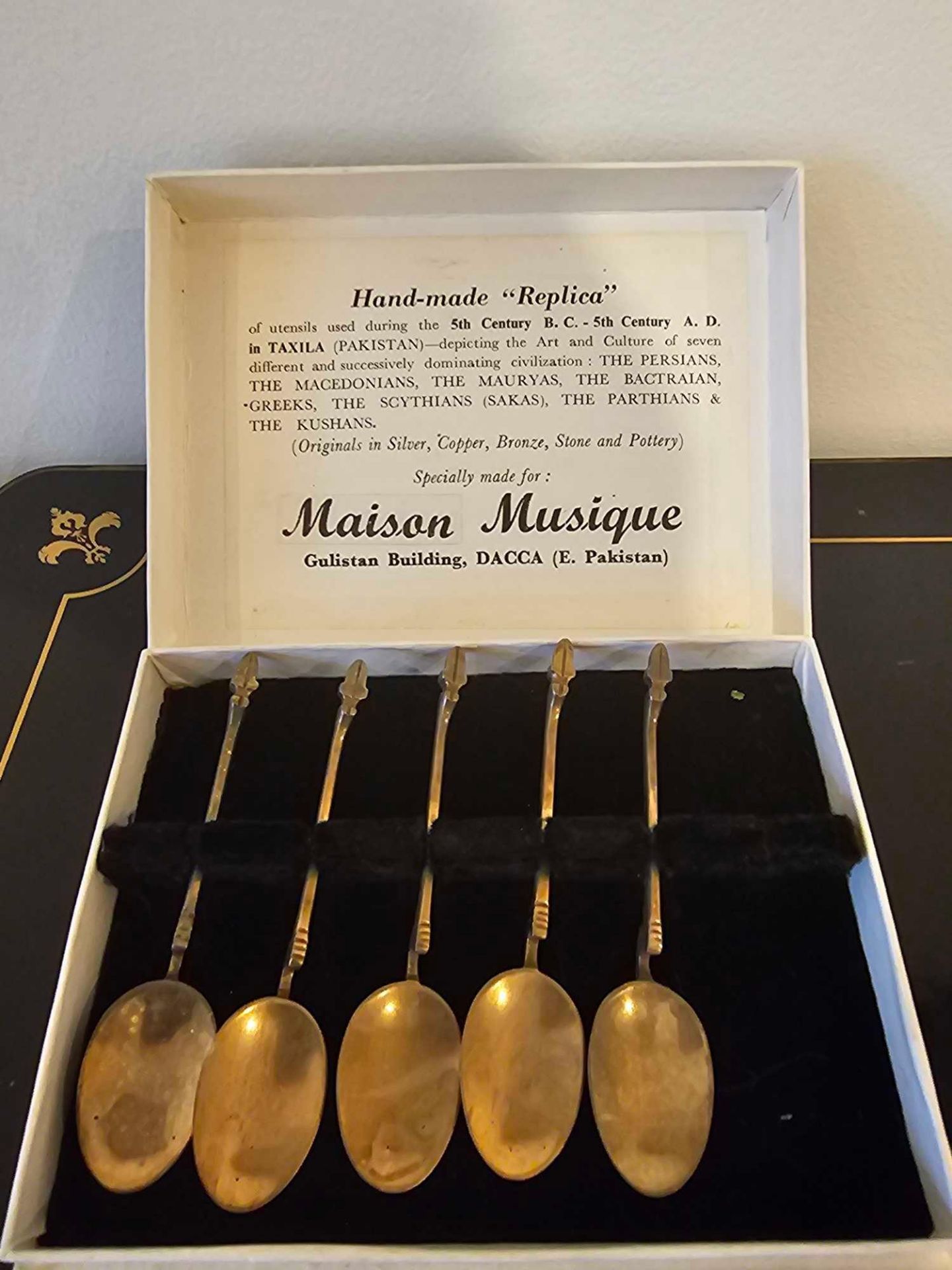 Maison Musique Hand Made Replica - A Boxed Set Of Utensils Used In The 5th Century In Taxila - Image 2 of 6