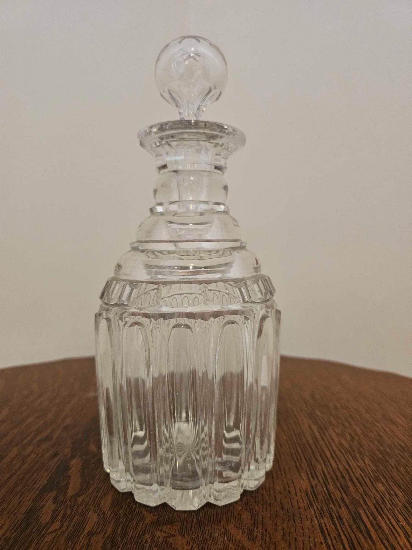 A Vintage Glass Cut Decanter With Stopper 26cm (A/F Slight Chip To Top) - Image 2 of 5